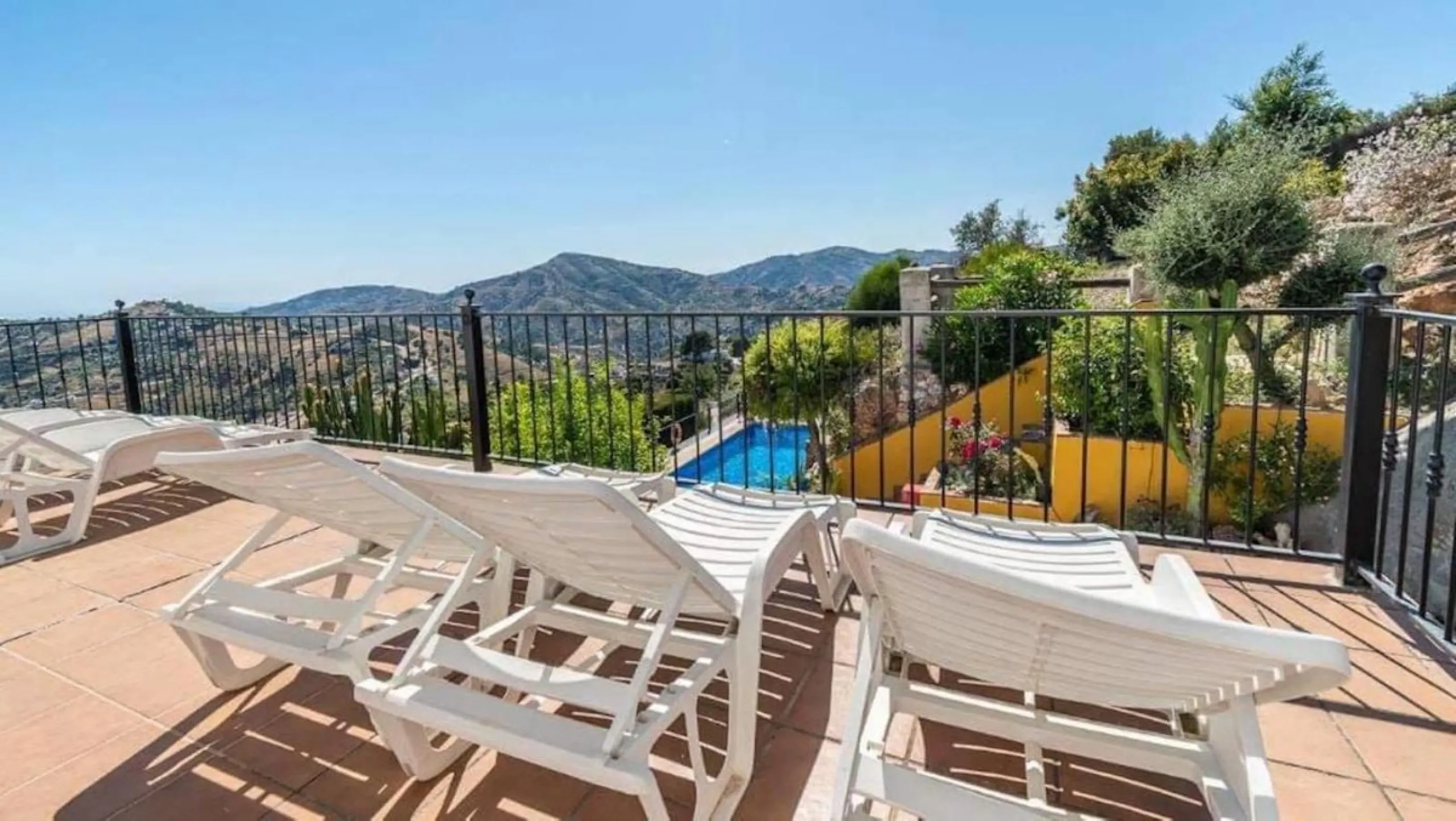 This wonderful villa is located in a beautiful tranquil area in the heart of the national park, between Frigiliana and Acebuchal.