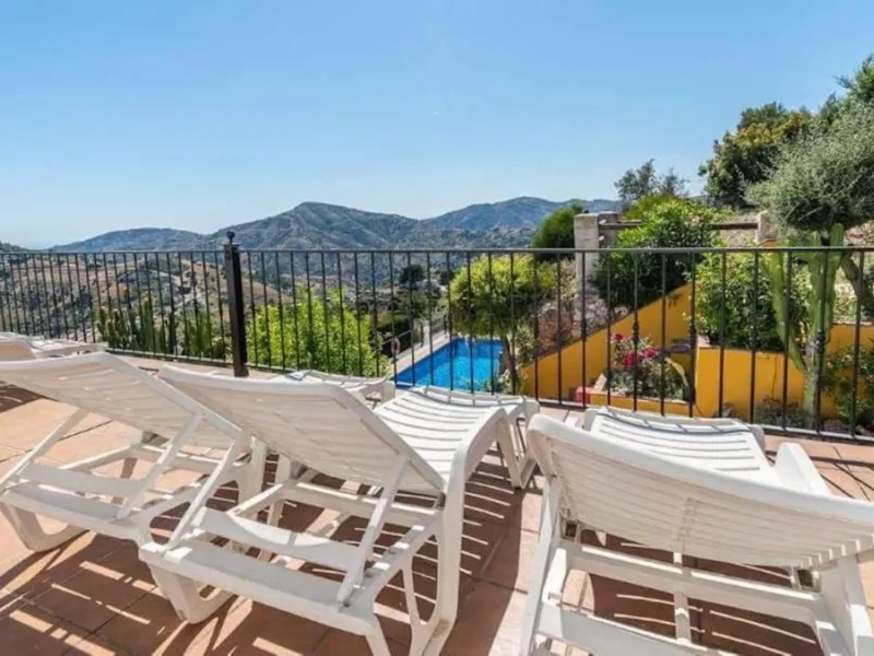 This wonderful villa is located in a beautiful tranquil area in the heart of the national park, between Frigiliana and Acebuchal.