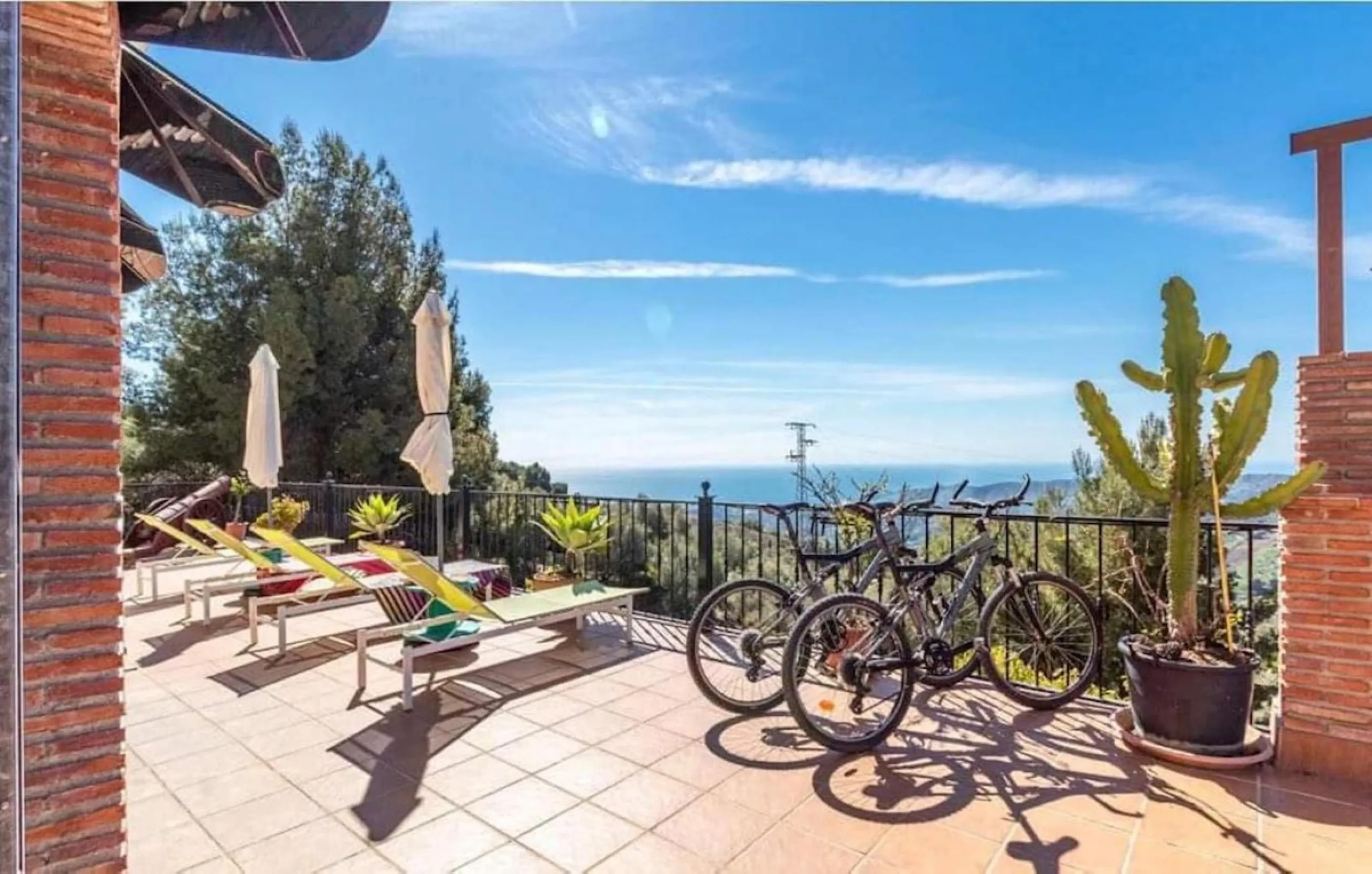 This wonderful villa is located in a beautiful tranquil area in the heart of the national park, between Frigiliana and Acebuchal.