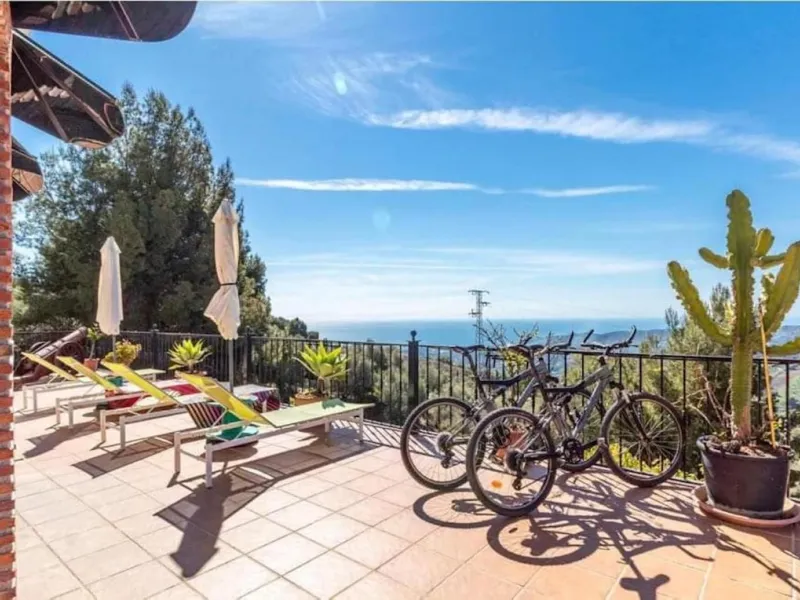This wonderful villa is located in a beautiful tranquil area in the heart of the national park, between Frigiliana and Acebuchal.