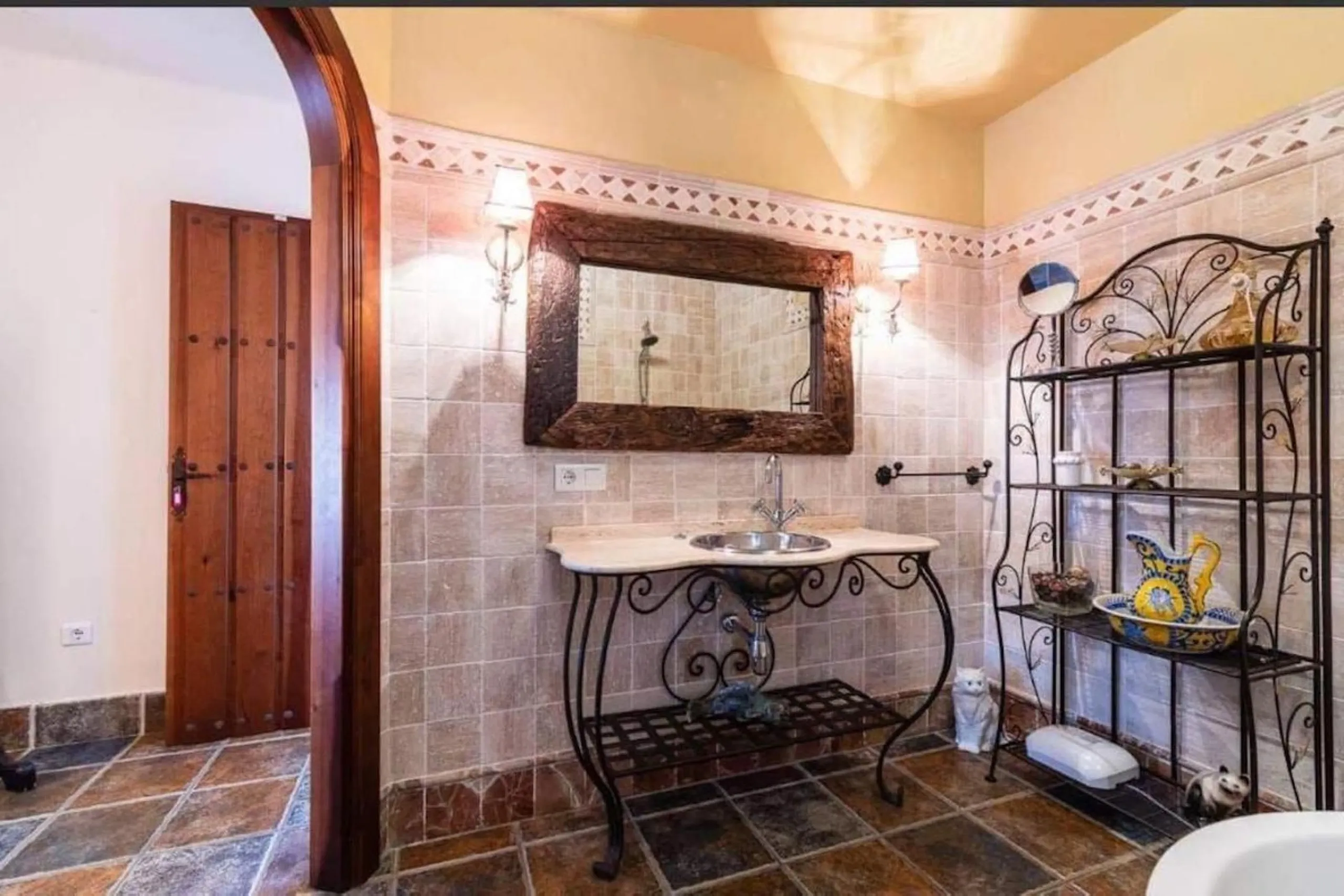 This wonderful villa is located in a beautiful tranquil area in the heart of the national park, between Frigiliana and Acebuchal.