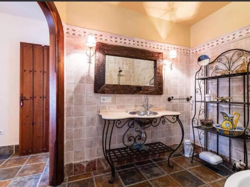 This wonderful villa is located in a beautiful tranquil area in the heart of the national park, between Frigiliana and Acebuchal.