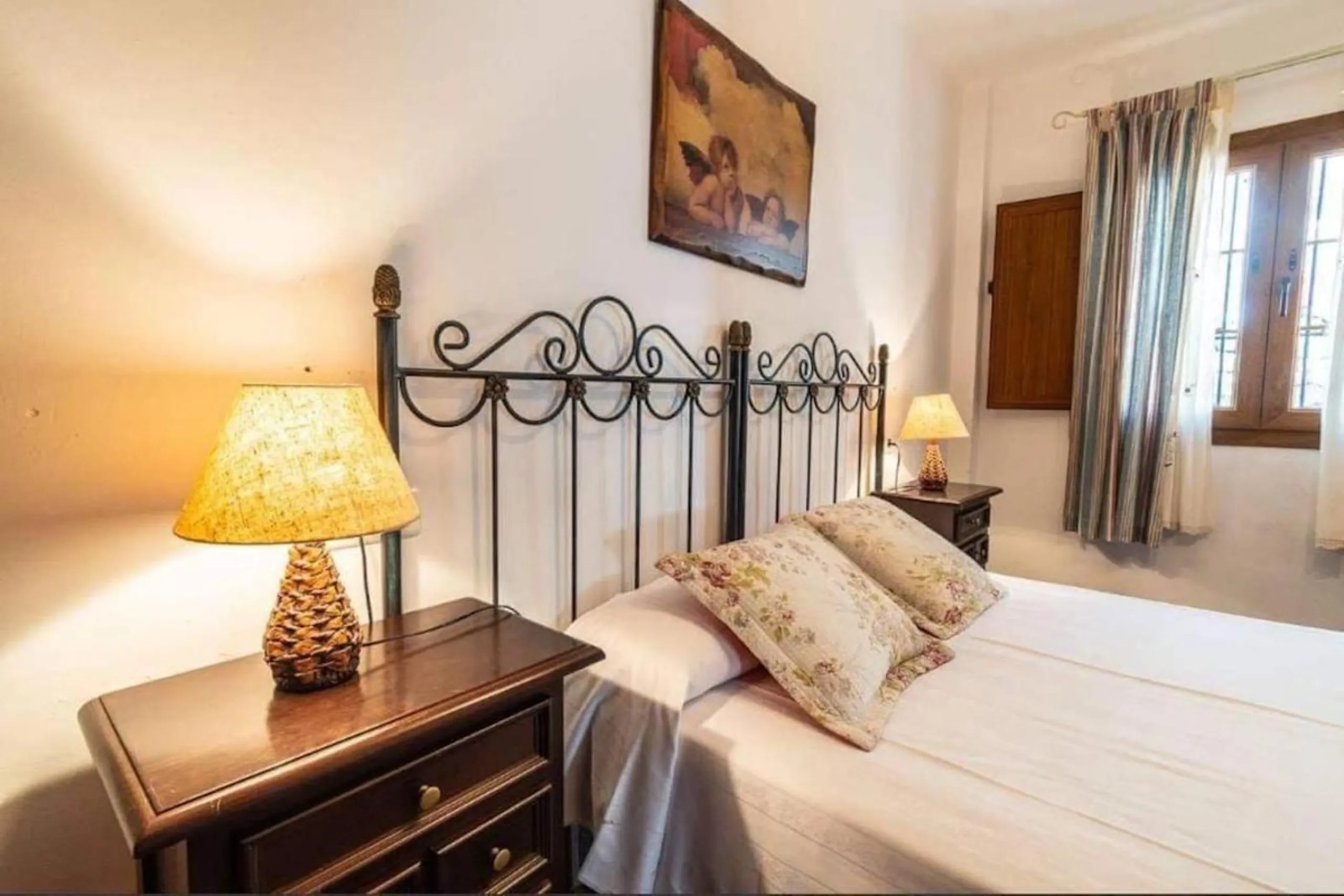 This wonderful villa is located in a beautiful tranquil area in the heart of the national park, between Frigiliana and Acebuchal.