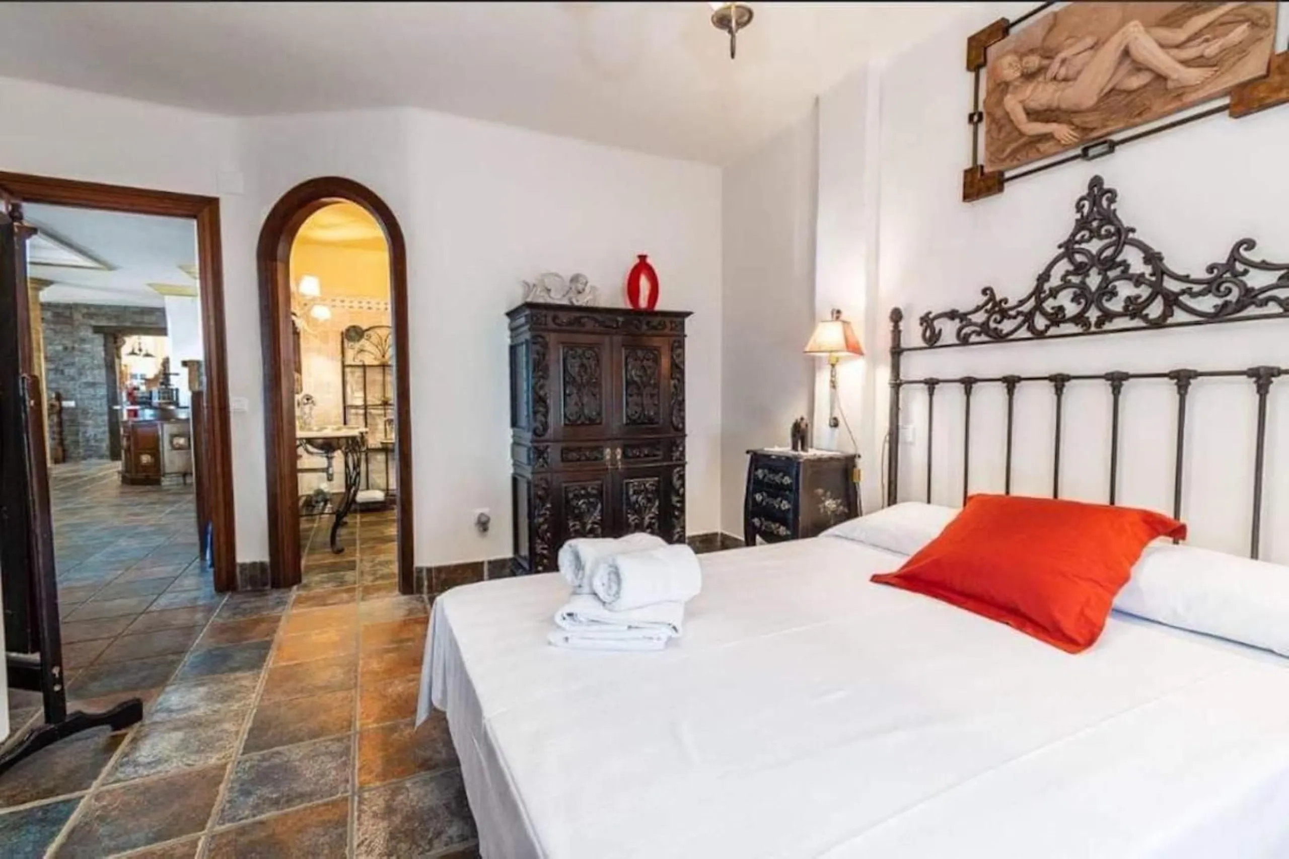 This wonderful villa is located in a beautiful tranquil area in the heart of the national park, between Frigiliana and Acebuchal.