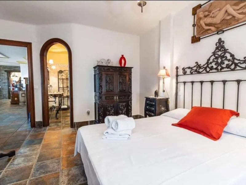 This wonderful villa is located in a beautiful tranquil area in the heart of the national park, between Frigiliana and Acebuchal.