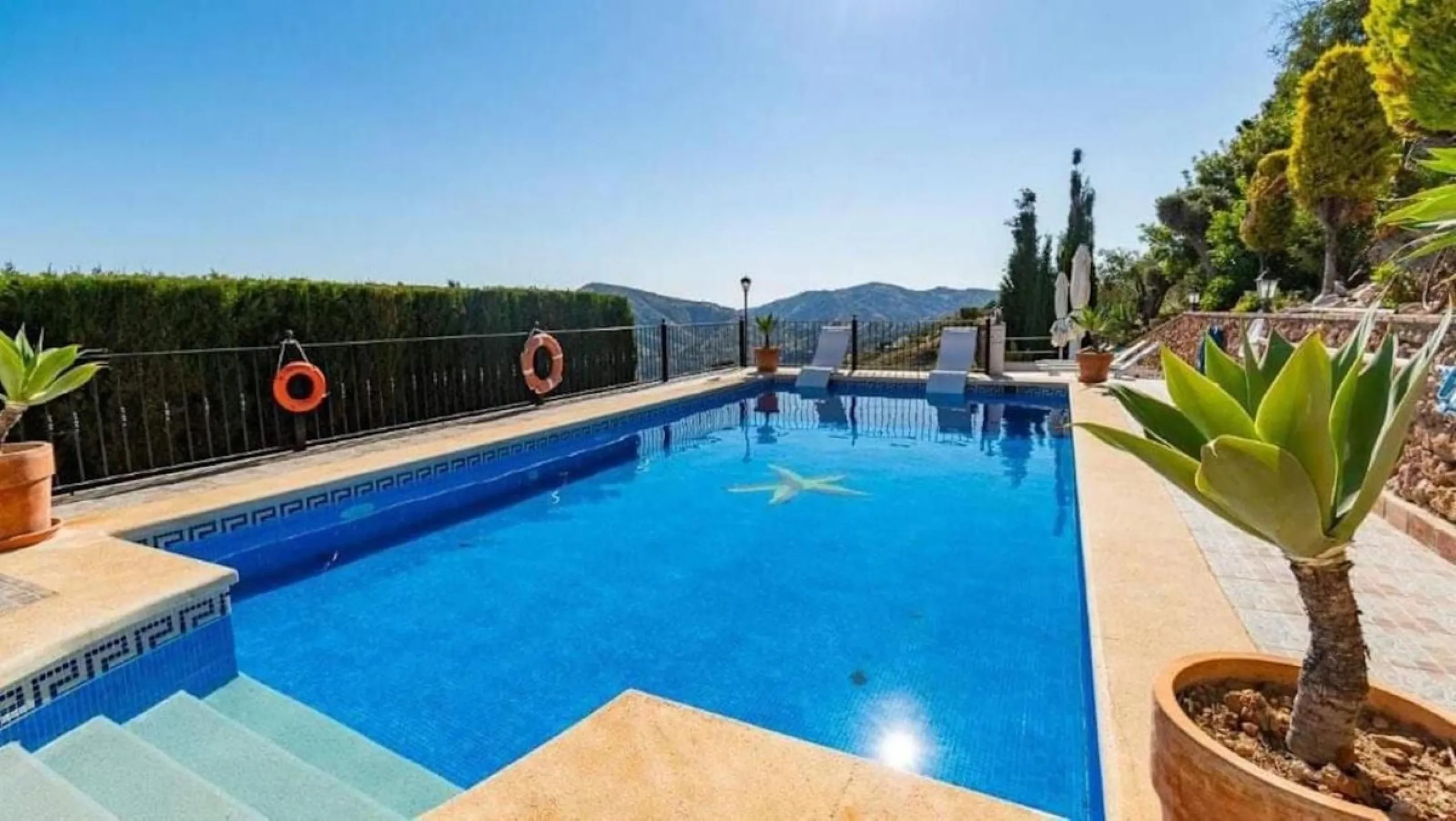 This wonderful villa is located in a beautiful tranquil area in the heart of the national park, between Frigiliana and Acebuchal.