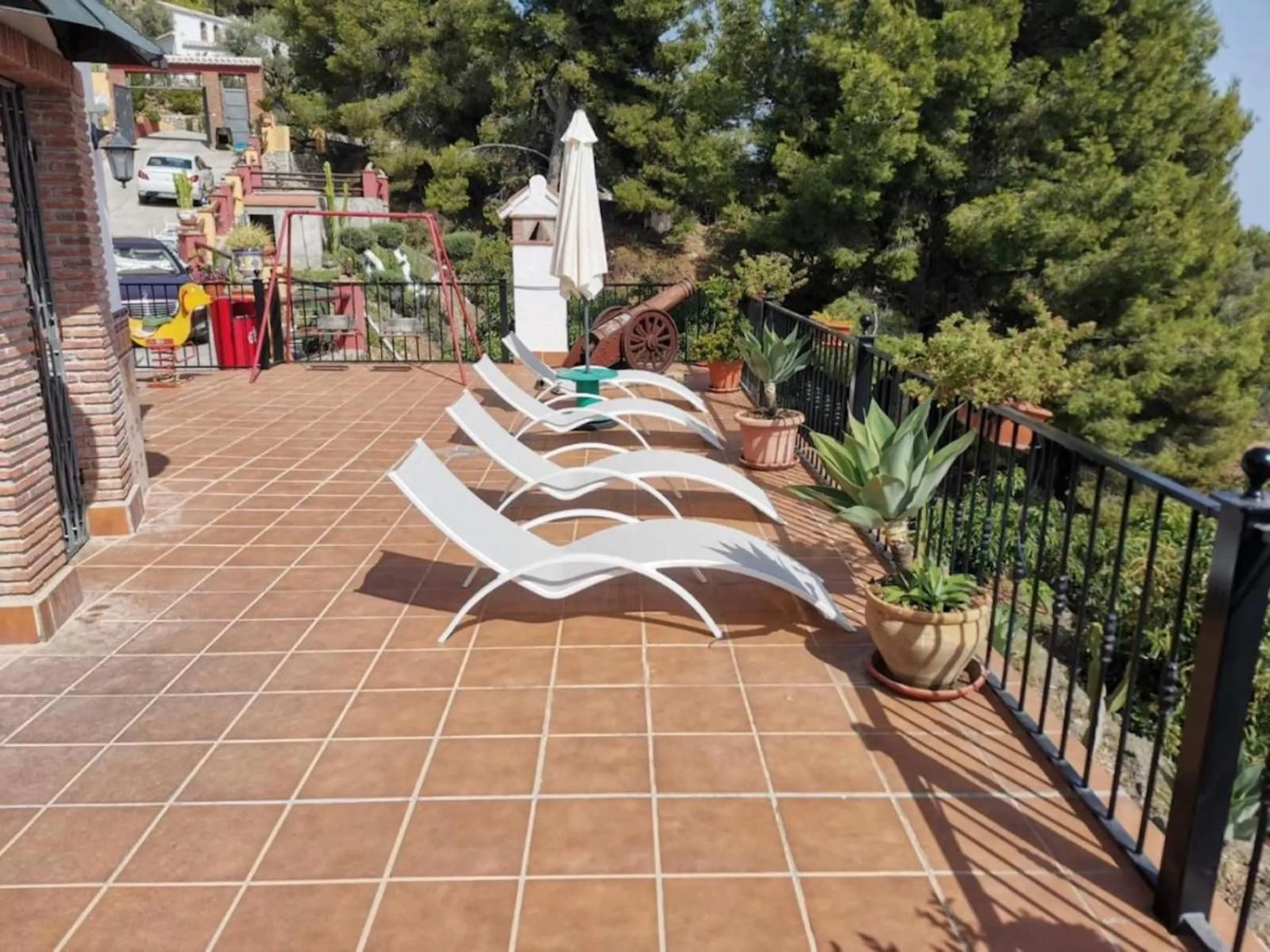 This wonderful villa is located in a beautiful tranquil area in the heart of the national park, between Frigiliana and Acebuchal.