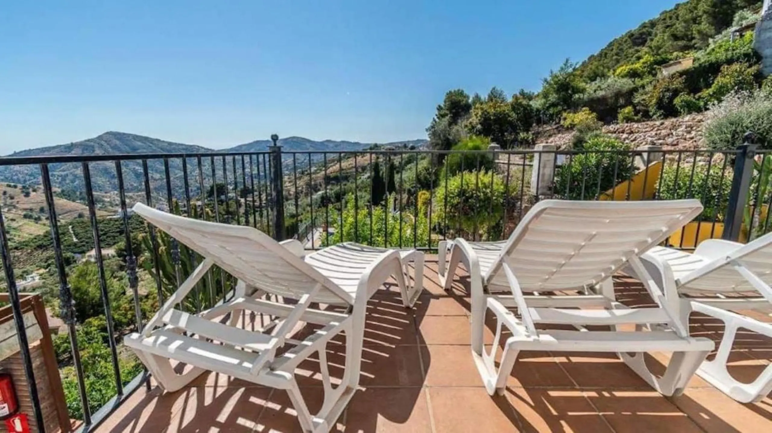 This wonderful villa is located in a beautiful tranquil area in the heart of the national park, between Frigiliana and Acebuchal.