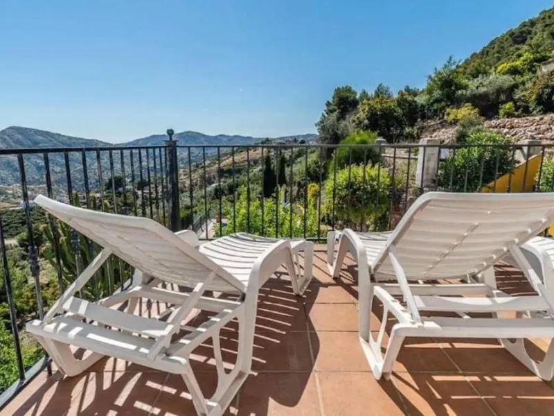 This wonderful villa is located in a beautiful tranquil area in the heart of the national park, between Frigiliana and Acebuchal.