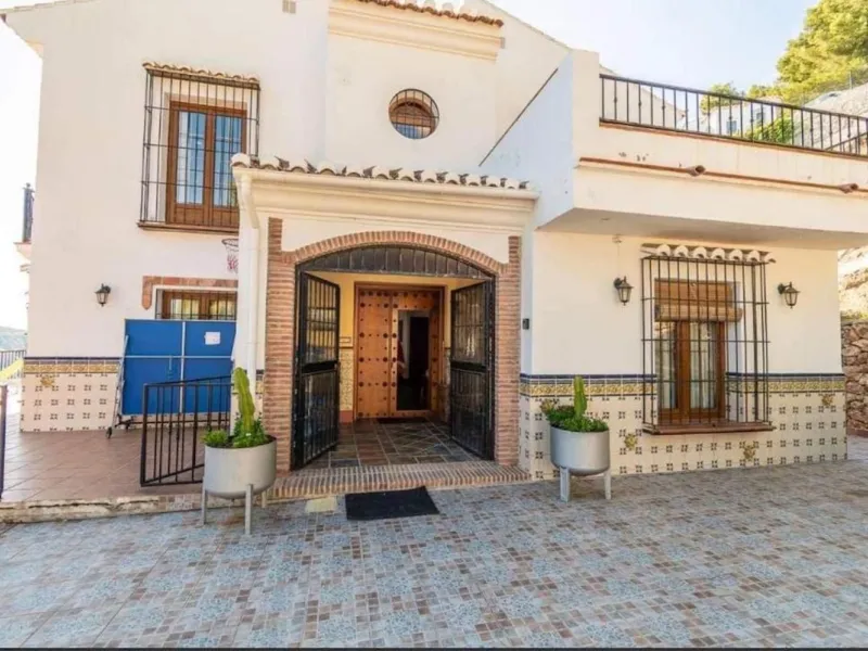 This wonderful villa is located in a beautiful tranquil area in the heart of the national park, between Frigiliana and Acebuchal.