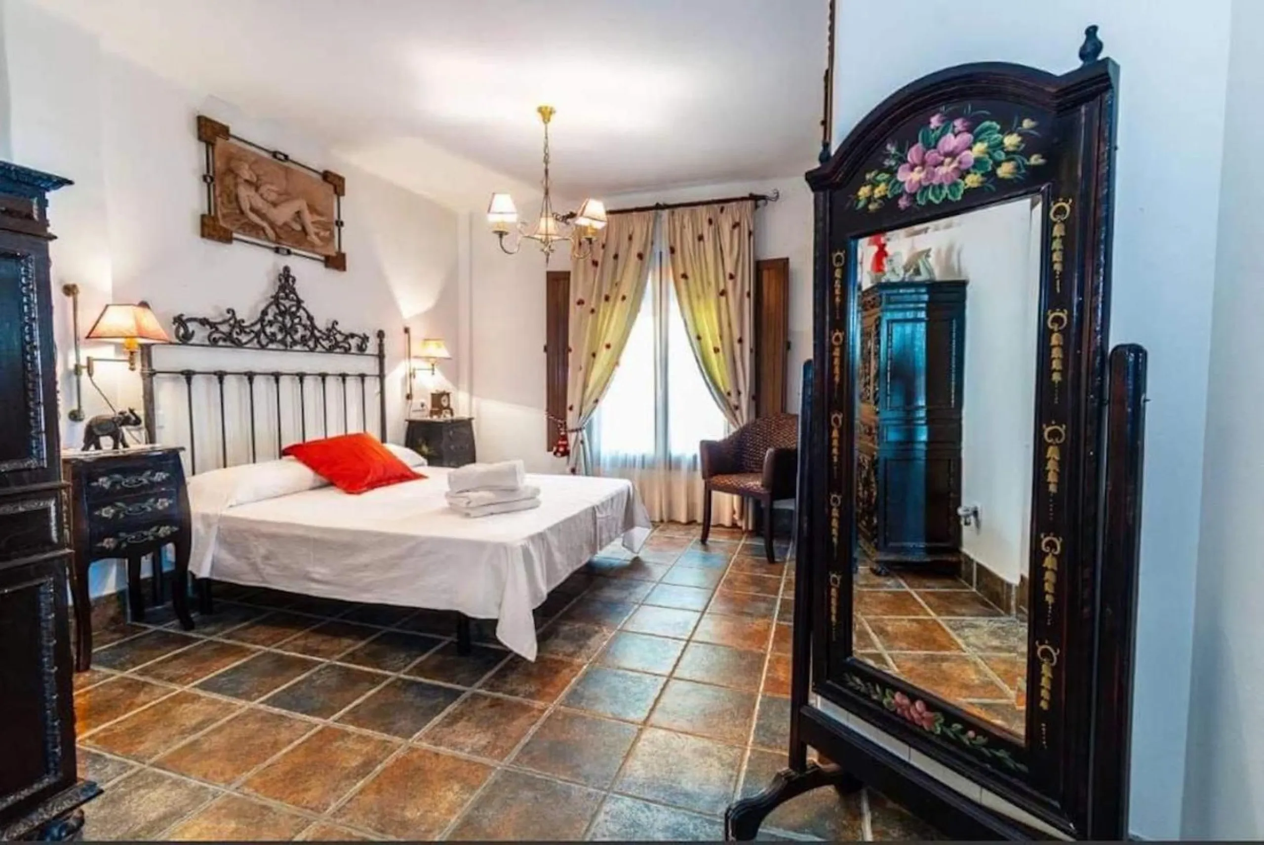 This wonderful villa is located in a beautiful tranquil area in the heart of the national park, between Frigiliana and Acebuchal.