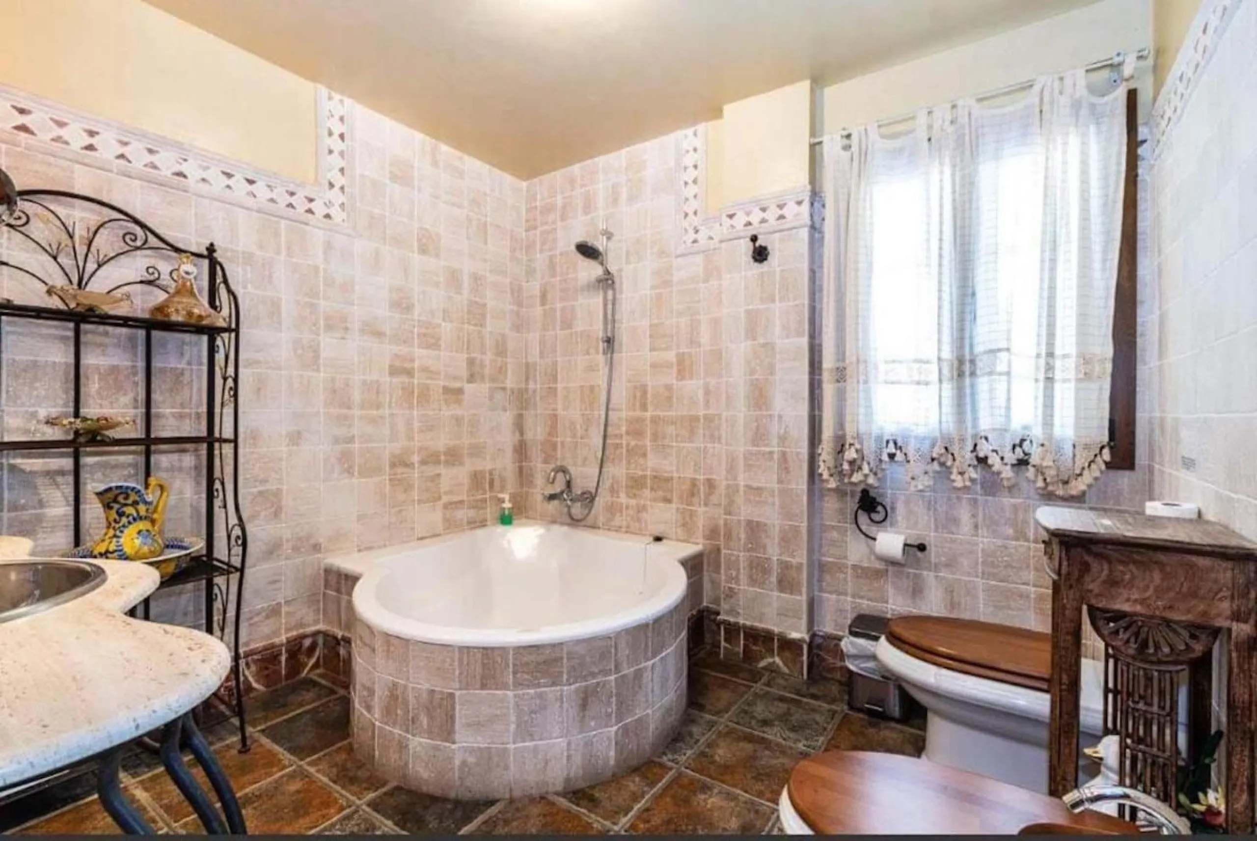 This wonderful villa is located in a beautiful tranquil area in the heart of the national park, between Frigiliana and Acebuchal.