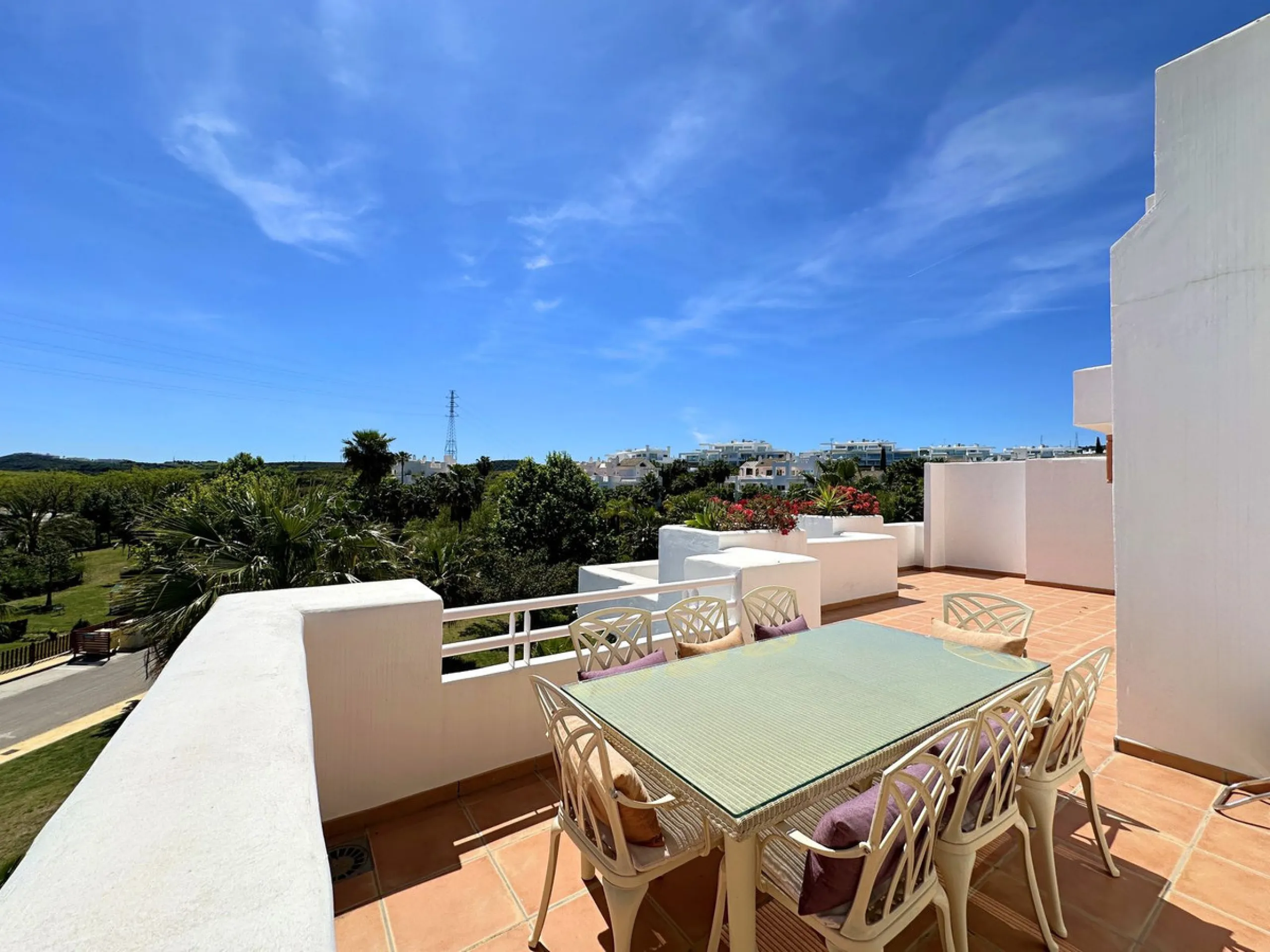 LUXURIOUS PENTHOUSE located in Alcazaba Lagoon, an exclusive urbanization located in Estepona, in a privileged natural environment, which has a lush artificial lagoon, surrounded by gardens and with panoramic views of the Mediterranean Sea and the mountai