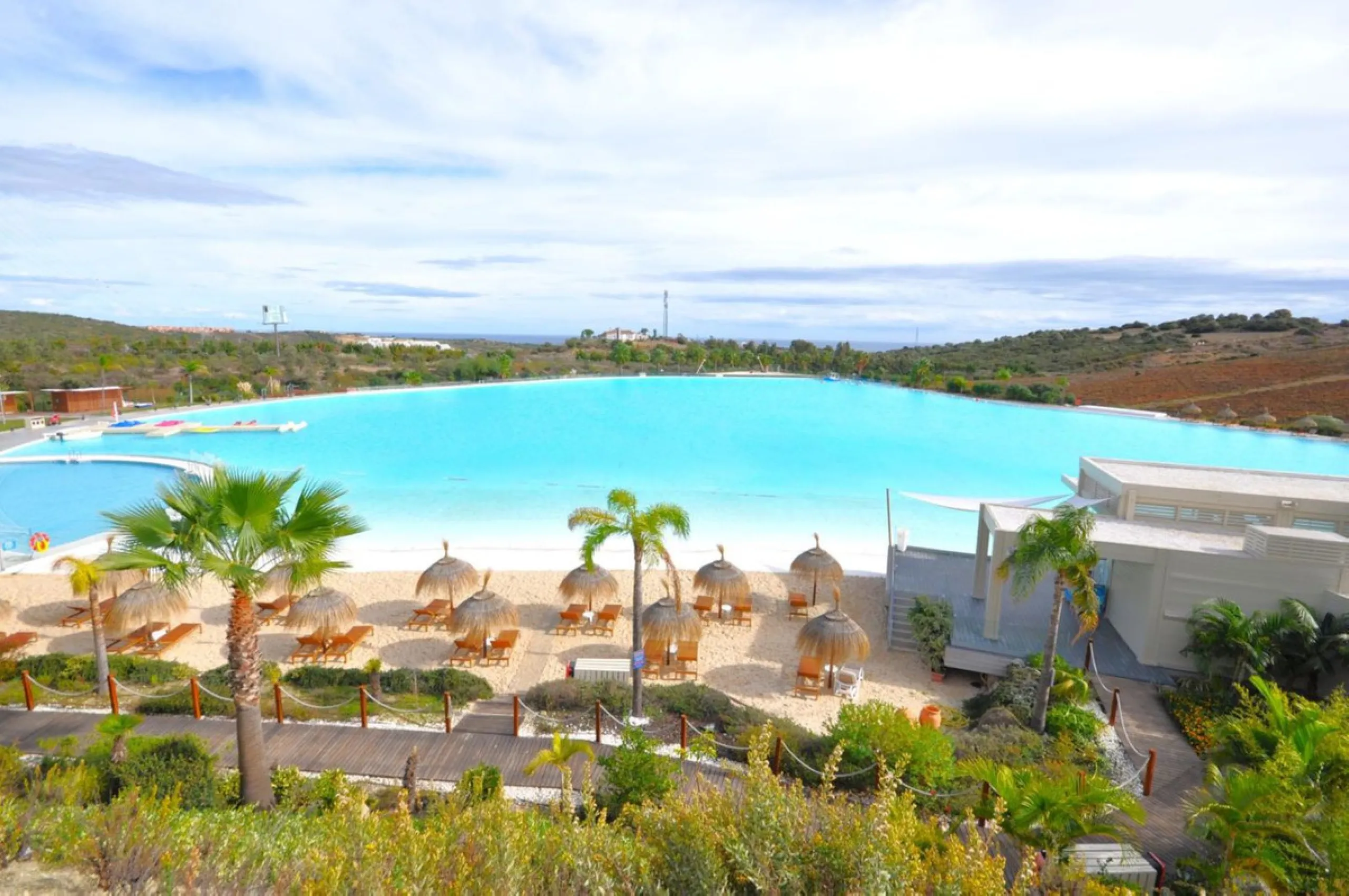 LUXURIOUS PENTHOUSE located in Alcazaba Lagoon, an exclusive urbanization located in Estepona, in a privileged natural environment, which has a lush artificial lagoon, surrounded by gardens and with panoramic views of the Mediterranean Sea and the mountai