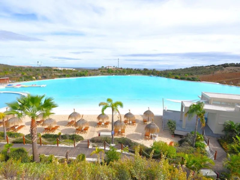 LUXURIOUS PENTHOUSE located in Alcazaba Lagoon, an exclusive urbanization located in Estepona, in a privileged natural environment, which has a lush artificial lagoon, surrounded by gardens and with panoramic views of the Mediterranean Sea and the mountai