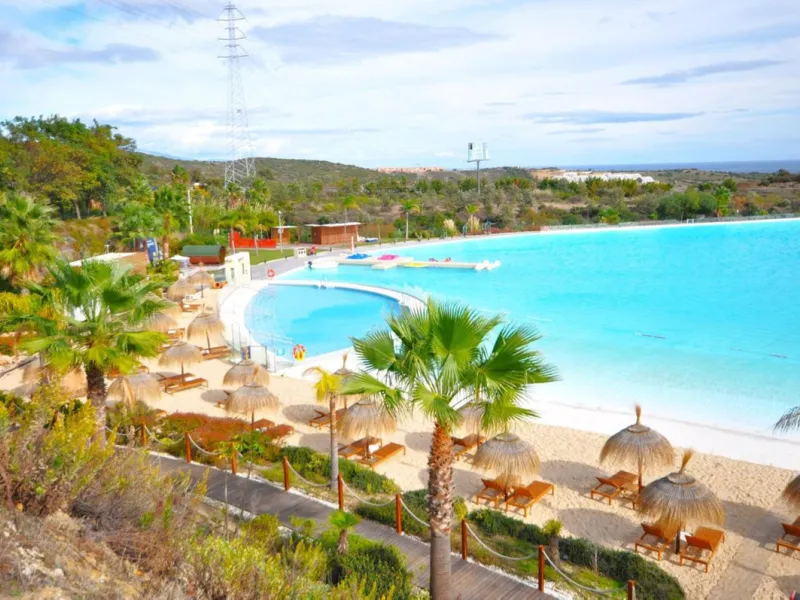 LUXURIOUS PENTHOUSE located in Alcazaba Lagoon, an exclusive urbanization located in Estepona, in a privileged natural environment, which has a lush artificial lagoon, surrounded by gardens and with panoramic views of the Mediterranean Sea and the mountai