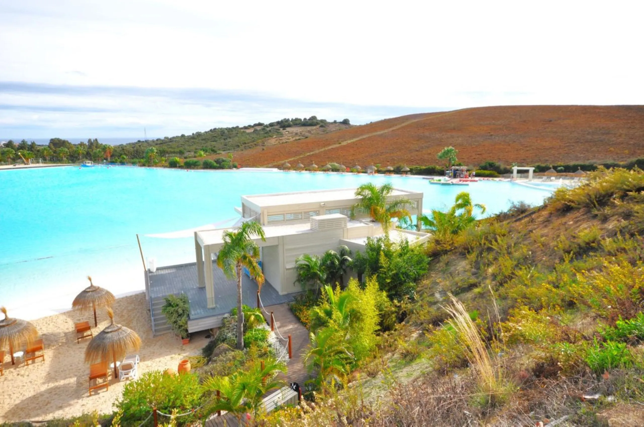 LUXURIOUS PENTHOUSE located in Alcazaba Lagoon, an exclusive urbanization located in Estepona, in a privileged natural environment, which has a lush artificial lagoon, surrounded by gardens and with panoramic views of the Mediterranean Sea and the mountai