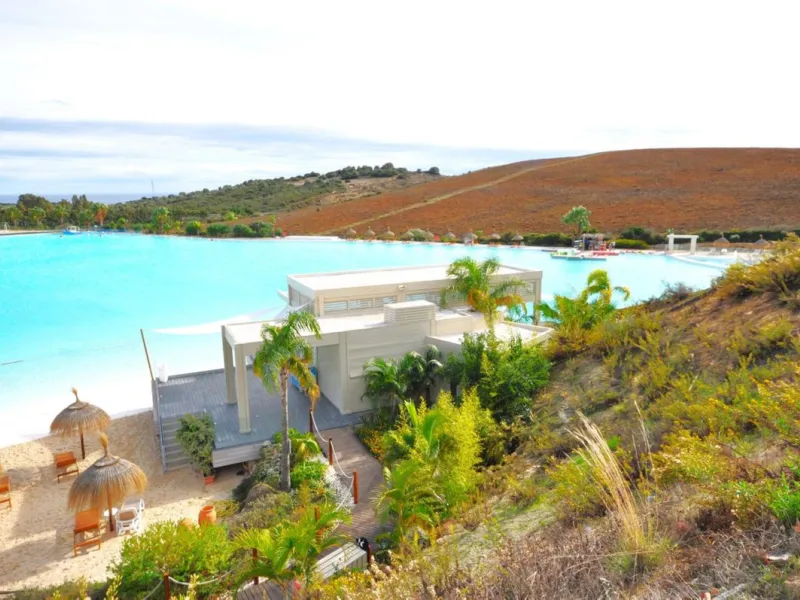LUXURIOUS PENTHOUSE located in Alcazaba Lagoon, an exclusive urbanization located in Estepona, in a privileged natural environment, which has a lush artificial lagoon, surrounded by gardens and with panoramic views of the Mediterranean Sea and the mountai