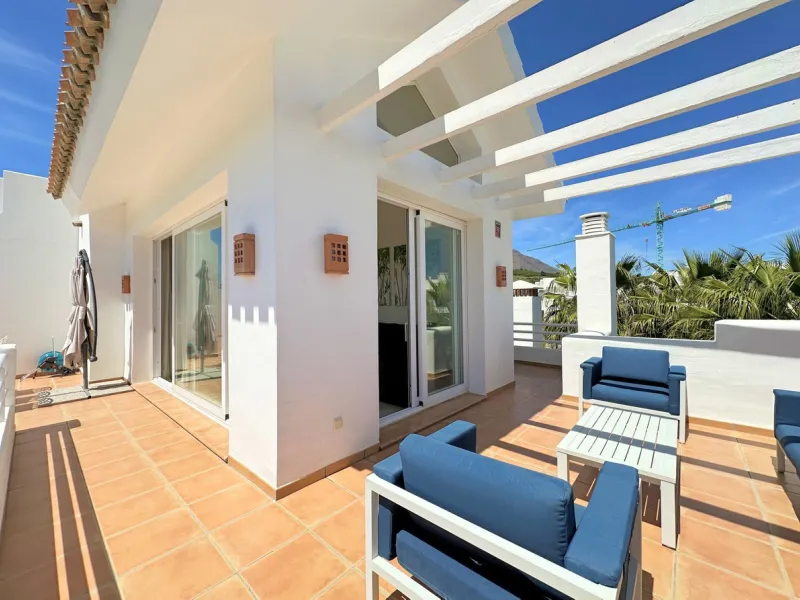 LUXURIOUS PENTHOUSE located in Alcazaba Lagoon, an exclusive urbanization located in Estepona, in a privileged natural environment, which has a lush artificial lagoon, surrounded by gardens and with panoramic views of the Mediterranean Sea and the mountai