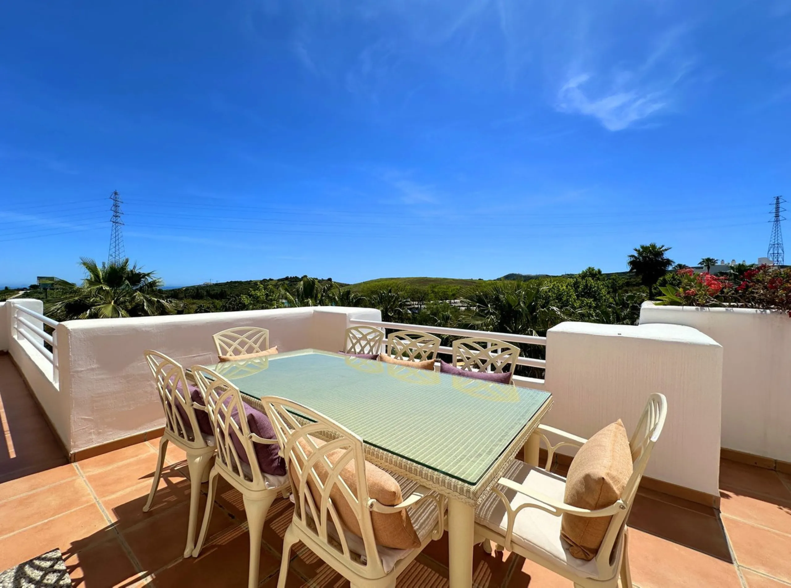 LUXURIOUS PENTHOUSE located in Alcazaba Lagoon, an exclusive urbanization located in Estepona, in a privileged natural environment, which has a lush artificial lagoon, surrounded by gardens and with panoramic views of the Mediterranean Sea and the mountai