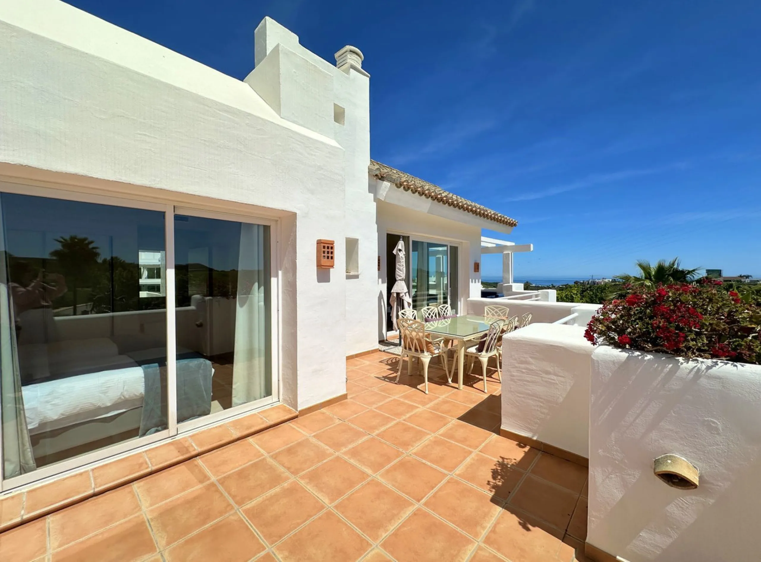LUXURIOUS PENTHOUSE located in Alcazaba Lagoon, an exclusive urbanization located in Estepona, in a privileged natural environment, which has a lush artificial lagoon, surrounded by gardens and with panoramic views of the Mediterranean Sea and the mountai