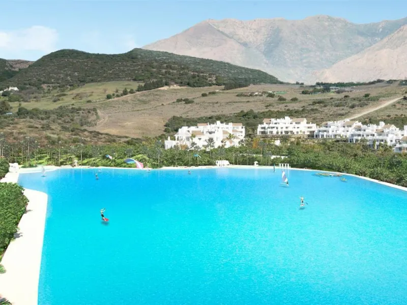 LUXURIOUS PENTHOUSE located in Alcazaba Lagoon, an exclusive urbanization located in Estepona, in a privileged natural environment, which has a lush artificial lagoon, surrounded by gardens and with panoramic views of the Mediterranean Sea and the mountai