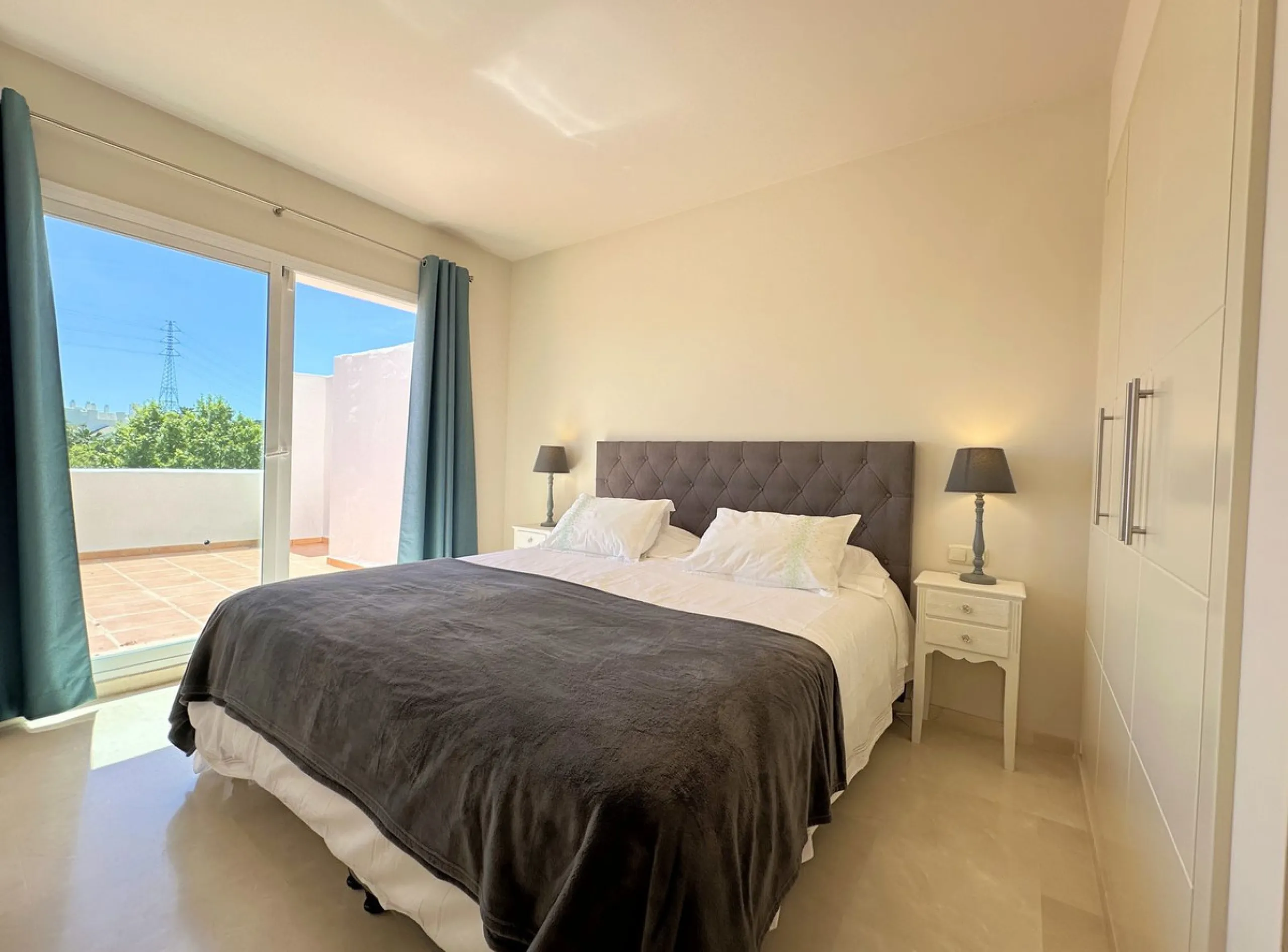 LUXURIOUS PENTHOUSE located in Alcazaba Lagoon, an exclusive urbanization located in Estepona, in a privileged natural environment, which has a lush artificial lagoon, surrounded by gardens and with panoramic views of the Mediterranean Sea and the mountai