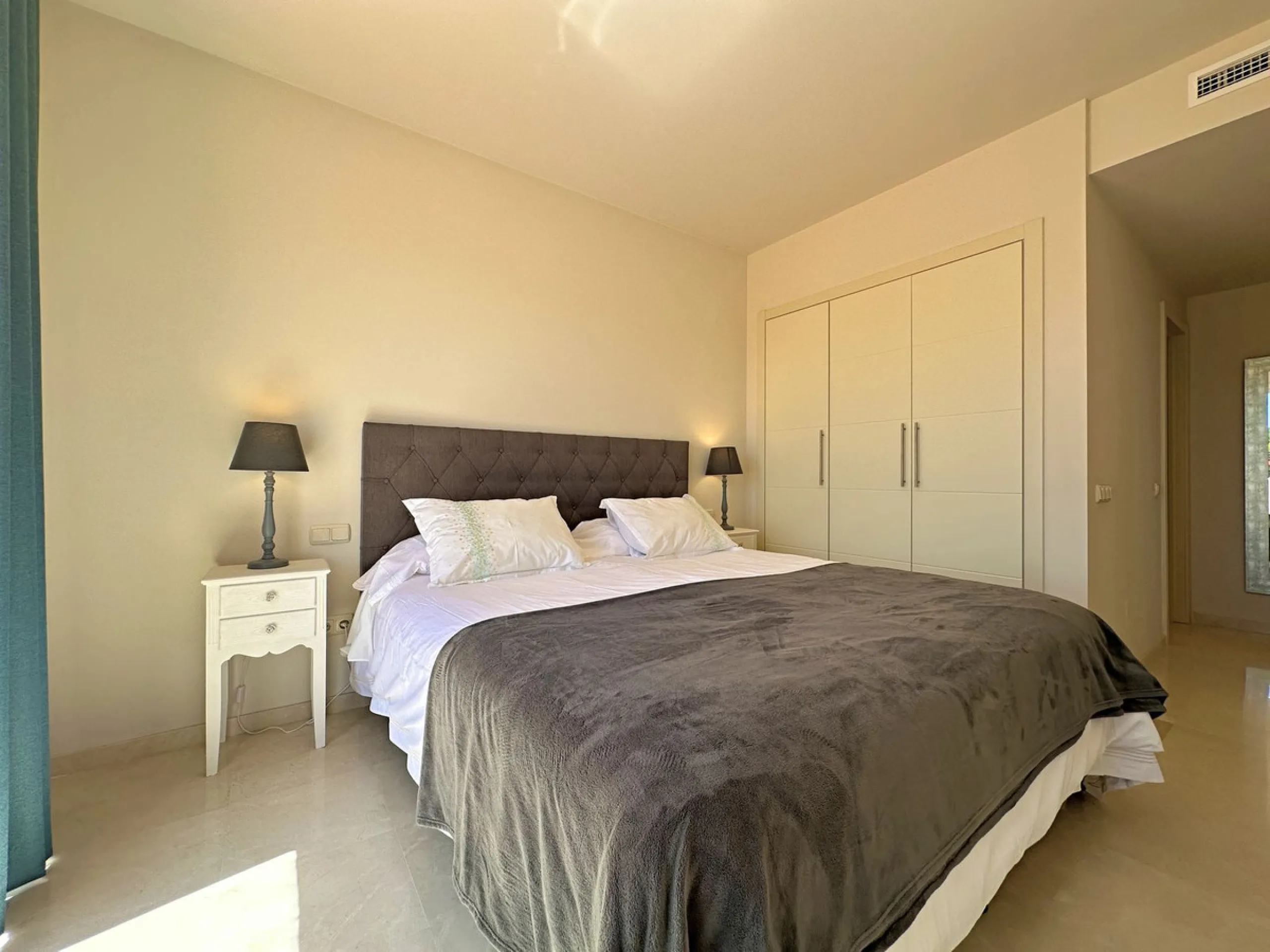 LUXURIOUS PENTHOUSE located in Alcazaba Lagoon, an exclusive urbanization located in Estepona, in a privileged natural environment, which has a lush artificial lagoon, surrounded by gardens and with panoramic views of the Mediterranean Sea and the mountai