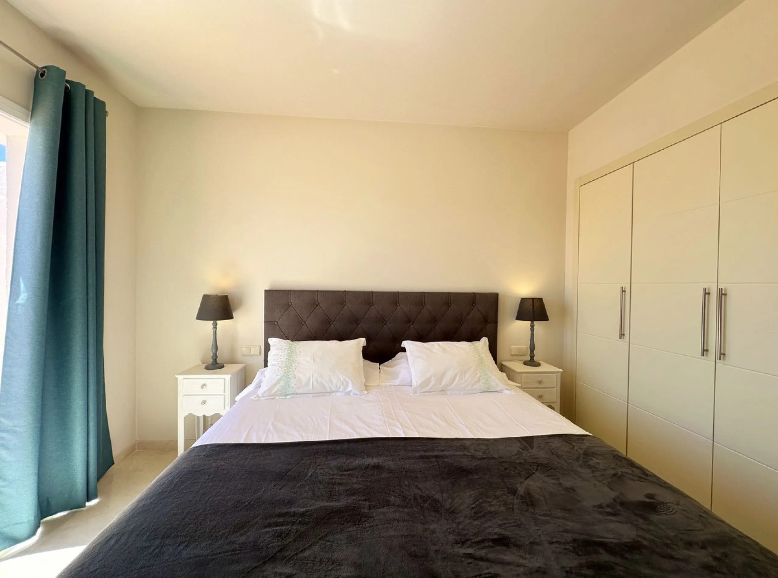 LUXURIOUS PENTHOUSE located in Alcazaba Lagoon, an exclusive urbanization located in Estepona, in a privileged natural environment, which has a lush artificial lagoon, surrounded by gardens and with panoramic views of the Mediterranean Sea and the mountai