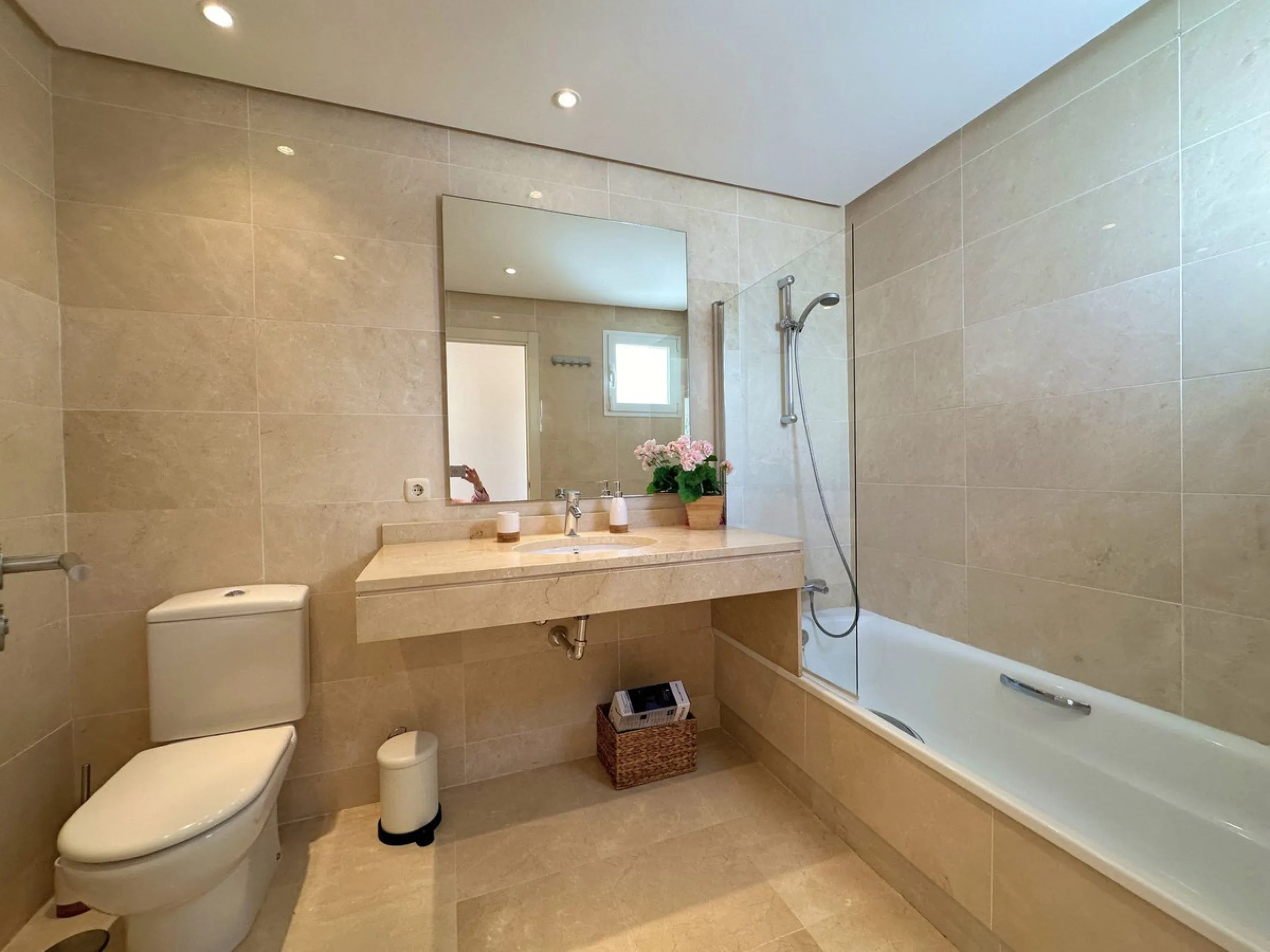 LUXURIOUS PENTHOUSE located in Alcazaba Lagoon, an exclusive urbanization located in Estepona, in a privileged natural environment, which has a lush artificial lagoon, surrounded by gardens and with panoramic views of the Mediterranean Sea and the mountai