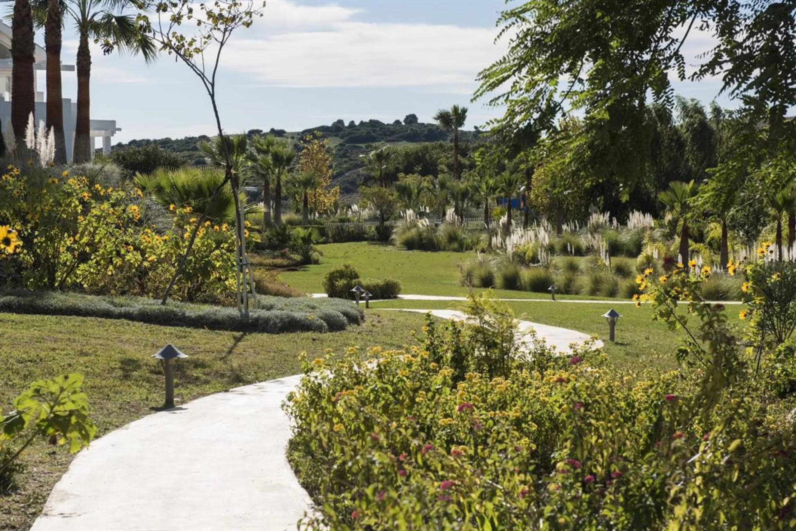 LUXURIOUS PENTHOUSE located in Alcazaba Lagoon, an exclusive urbanization located in Estepona, in a privileged natural environment, which has a lush artificial lagoon, surrounded by gardens and with panoramic views of the Mediterranean Sea and the mountai