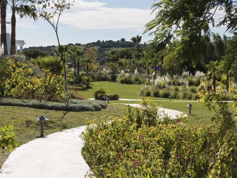 LUXURIOUS PENTHOUSE located in Alcazaba Lagoon, an exclusive urbanization located in Estepona, in a privileged natural environment, which has a lush artificial lagoon, surrounded by gardens and with panoramic views of the Mediterranean Sea and the mountai
