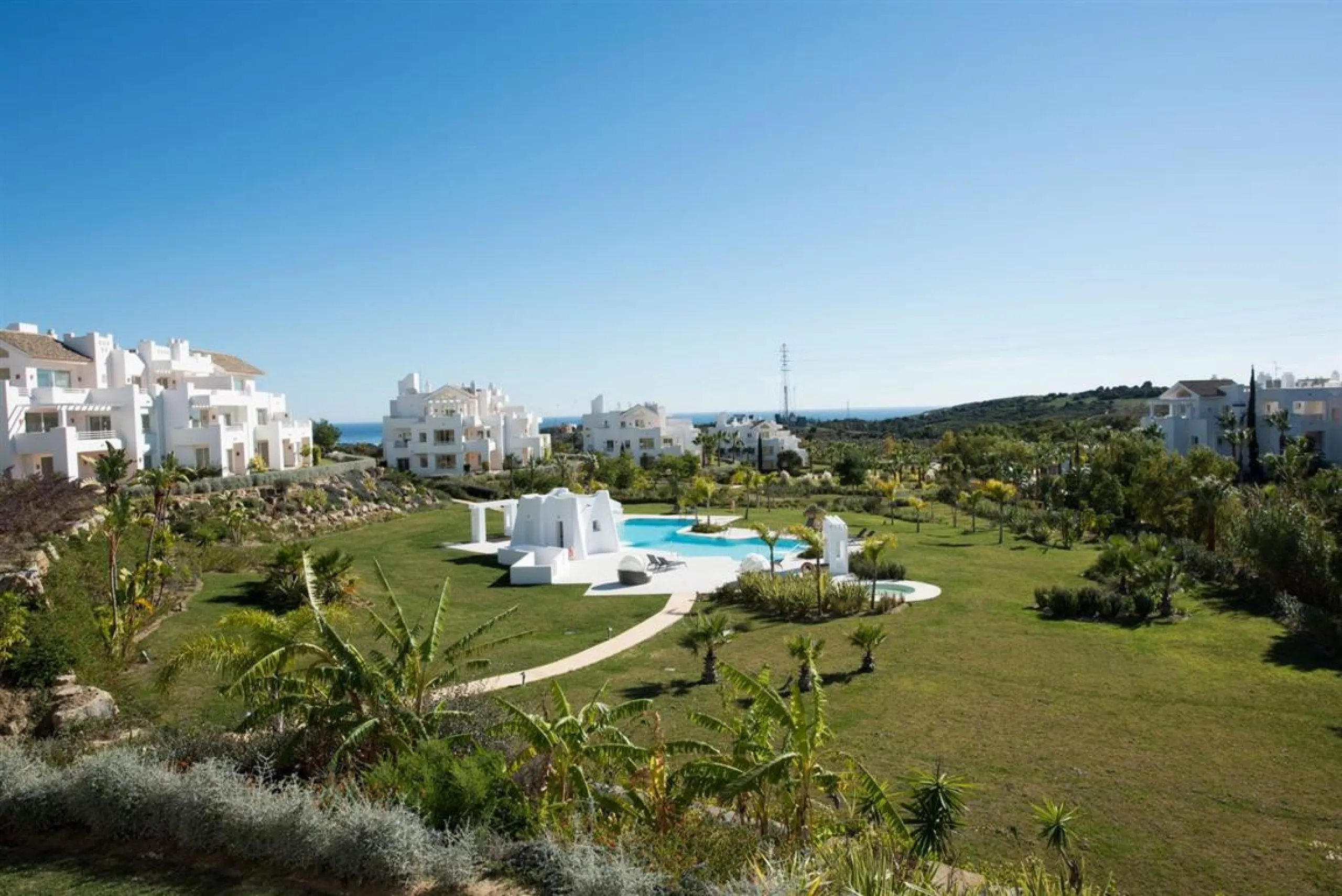 LUXURIOUS PENTHOUSE located in Alcazaba Lagoon, an exclusive urbanization located in Estepona, in a privileged natural environment, which has a lush artificial lagoon, surrounded by gardens and with panoramic views of the Mediterranean Sea and the mountai