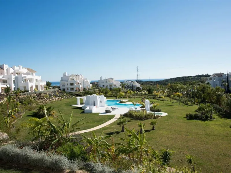 LUXURIOUS PENTHOUSE located in Alcazaba Lagoon, an exclusive urbanization located in Estepona, in a privileged natural environment, which has a lush artificial lagoon, surrounded by gardens and with panoramic views of the Mediterranean Sea and the mountai