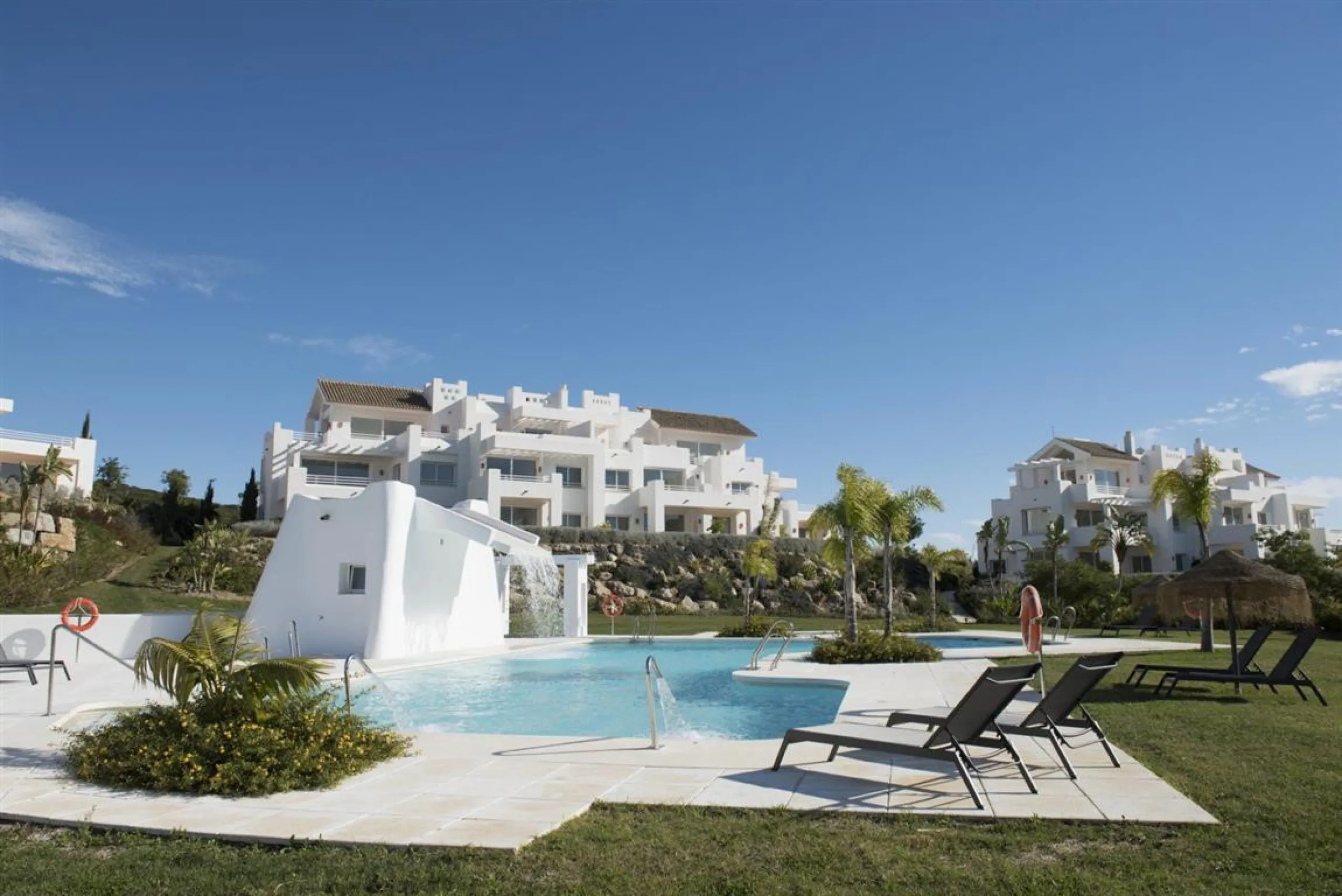 LUXURIOUS PENTHOUSE located in Alcazaba Lagoon, an exclusive urbanization located in Estepona, in a privileged natural environment, which has a lush artificial lagoon, surrounded by gardens and with panoramic views of the Mediterranean Sea and the mountai