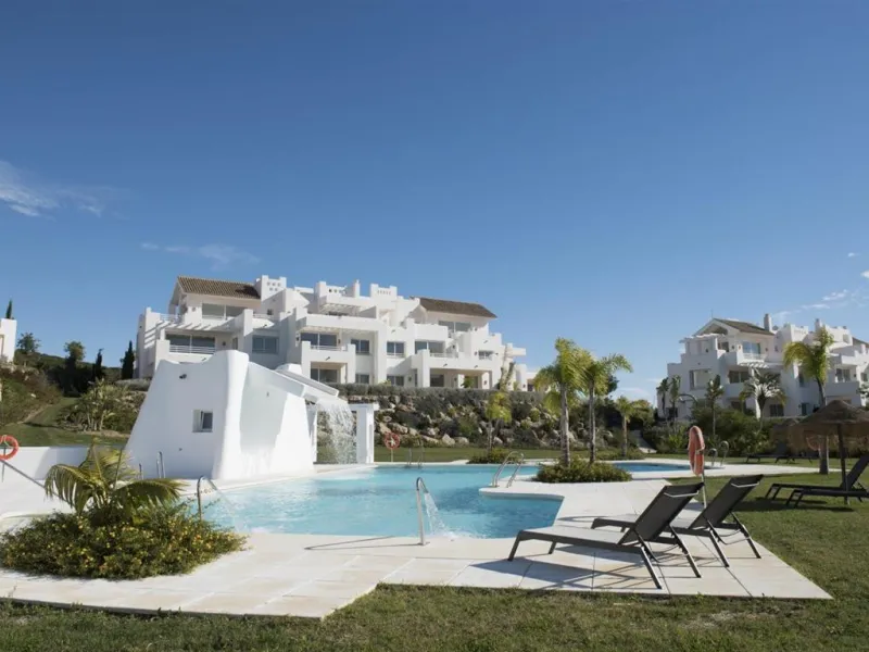 LUXURIOUS PENTHOUSE located in Alcazaba Lagoon, an exclusive urbanization located in Estepona, in a privileged natural environment, which has a lush artificial lagoon, surrounded by gardens and with panoramic views of the Mediterranean Sea and the mountai