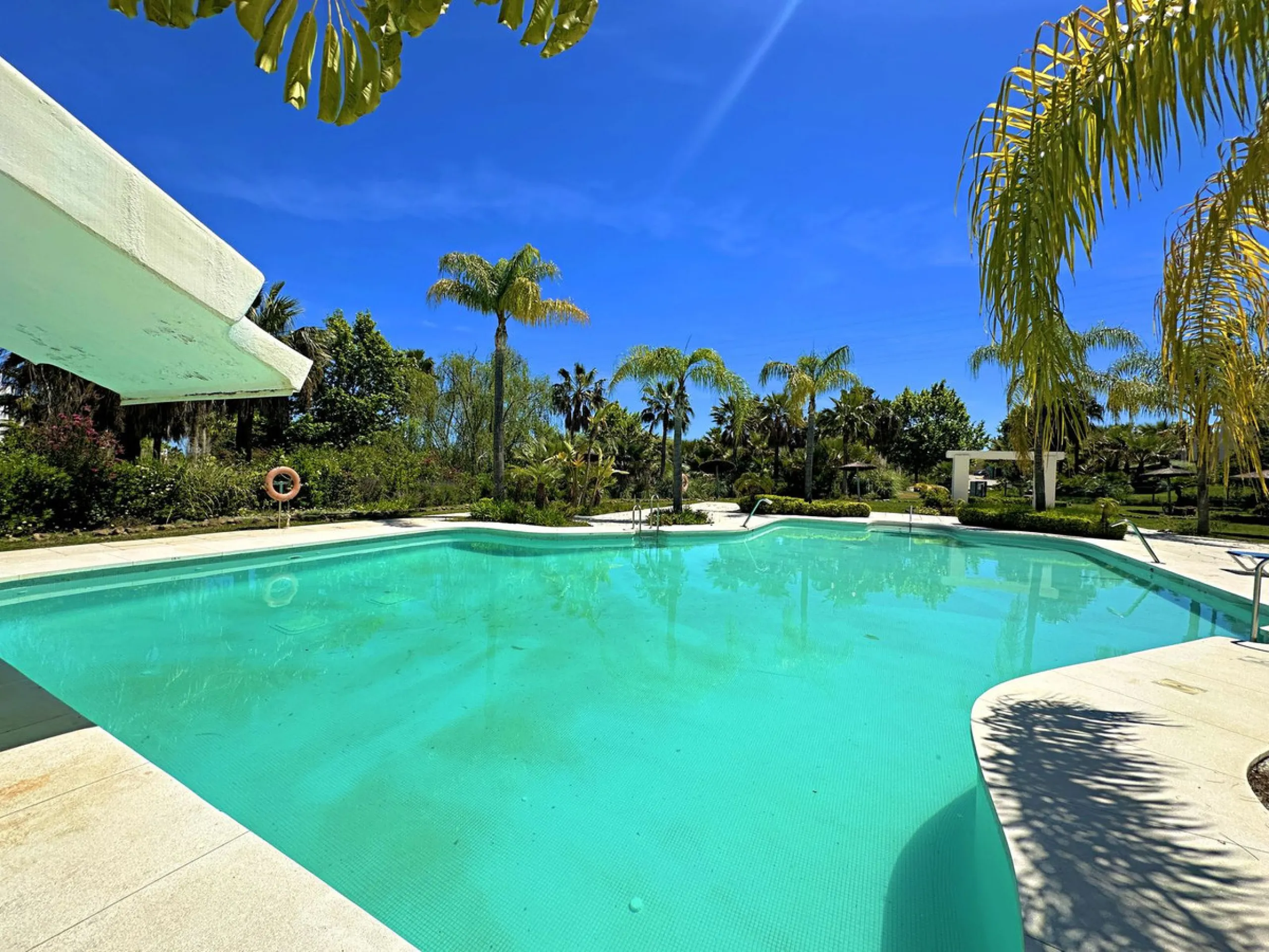 LUXURIOUS PENTHOUSE located in Alcazaba Lagoon, an exclusive urbanization located in Estepona, in a privileged natural environment, which has a lush artificial lagoon, surrounded by gardens and with panoramic views of the Mediterranean Sea and the mountai