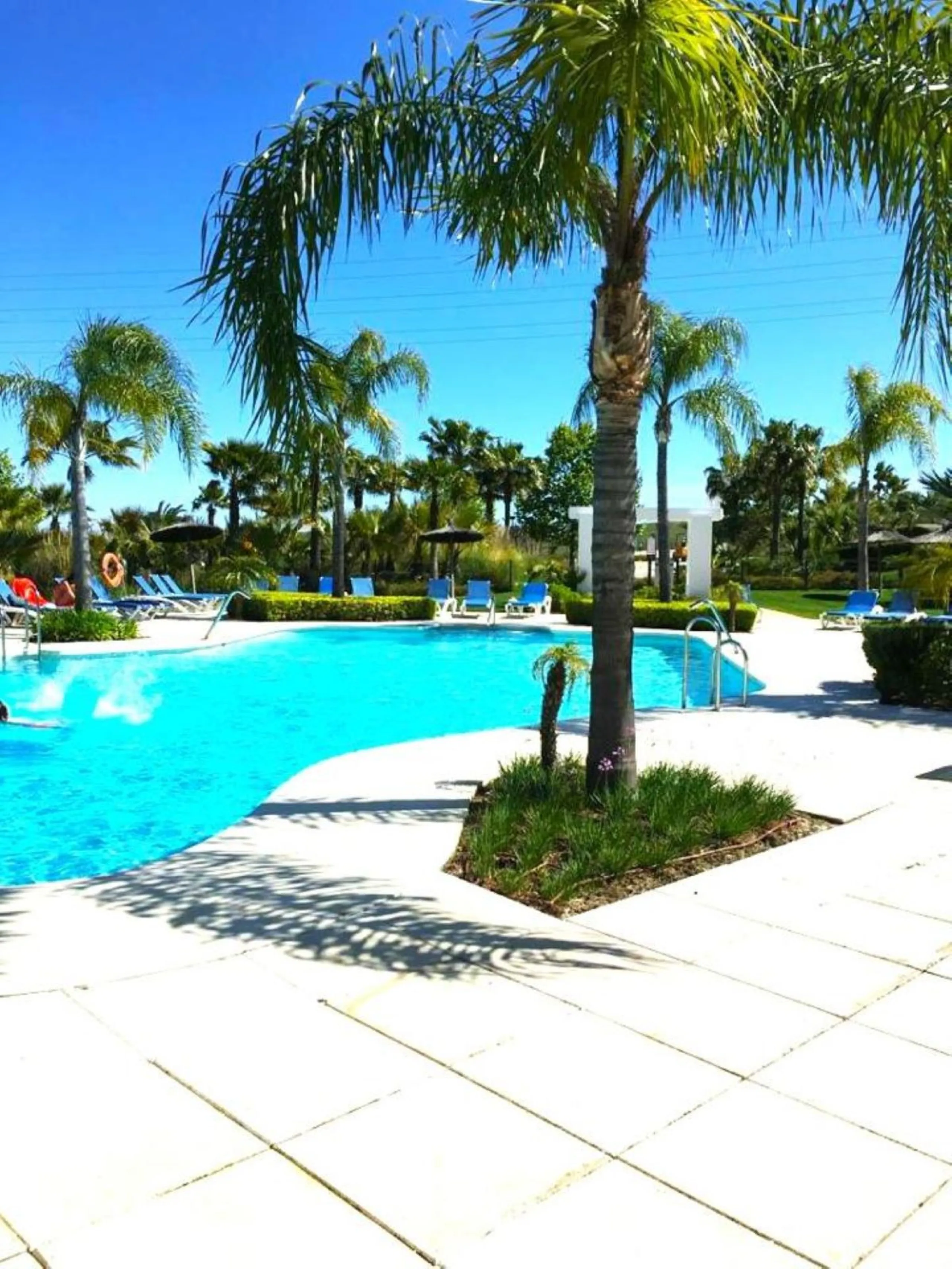 LUXURIOUS PENTHOUSE located in Alcazaba Lagoon, an exclusive urbanization located in Estepona, in a privileged natural environment, which has a lush artificial lagoon, surrounded by gardens and with panoramic views of the Mediterranean Sea and the mountai