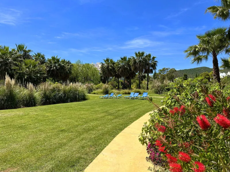 LUXURIOUS PENTHOUSE located in Alcazaba Lagoon, an exclusive urbanization located in Estepona, in a privileged natural environment, which has a lush artificial lagoon, surrounded by gardens and with panoramic views of the Mediterranean Sea and the mountai