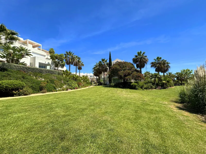 LUXURIOUS PENTHOUSE located in Alcazaba Lagoon, an exclusive urbanization located in Estepona, in a privileged natural environment, which has a lush artificial lagoon, surrounded by gardens and with panoramic views of the Mediterranean Sea and the mountai