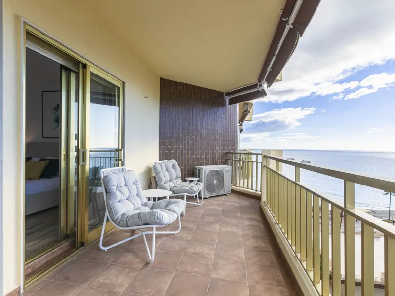 Having just undergone a total refurbishment  this property is perfect for those looking for an excellent location in one of the most beautiful urbanizations of Fuengirola, first line beach, sea views, the property is ready to move in and an excellent refo