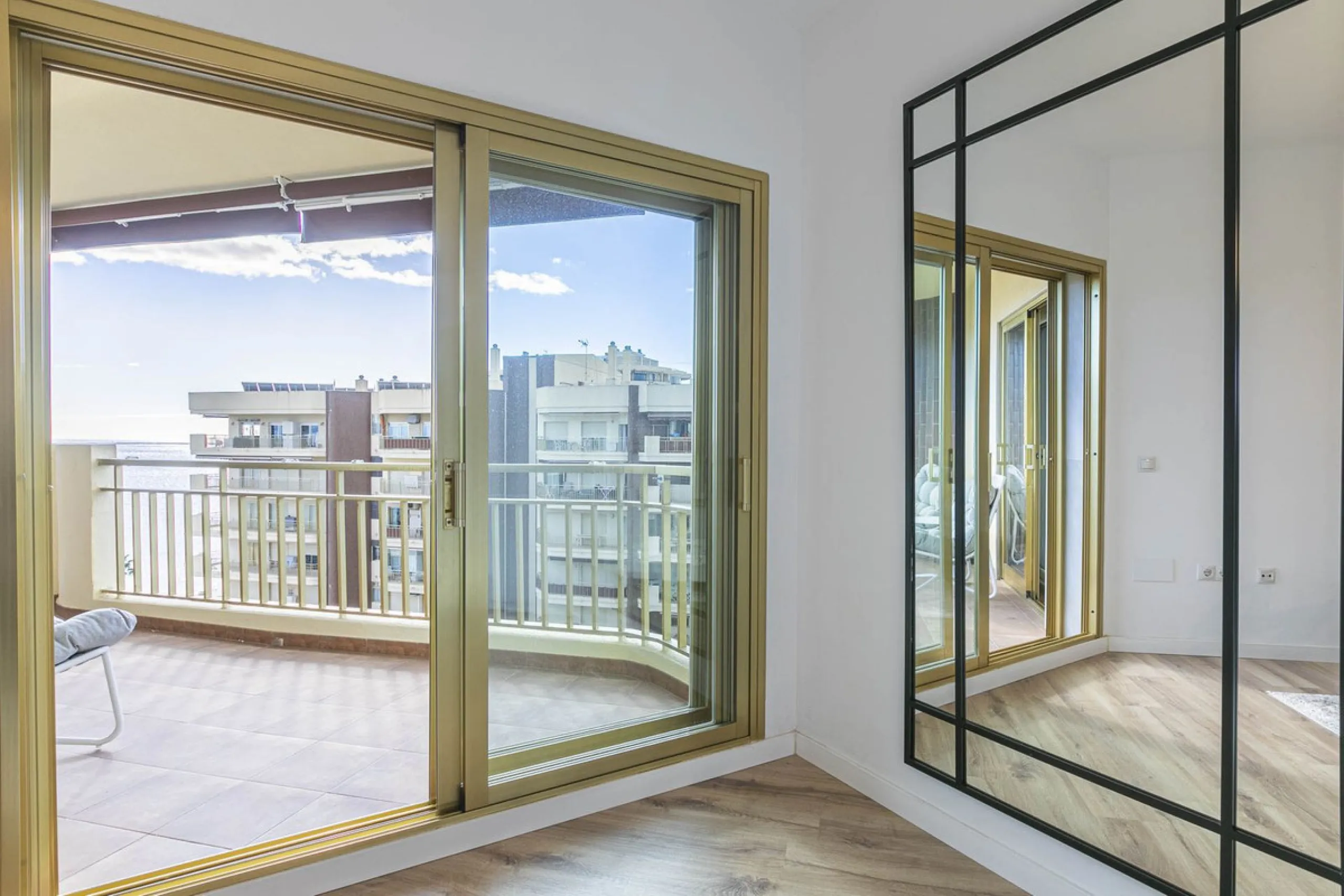 Apartment - Top Floor Apartment в продаже в Fuengirola, Málaga. В доме 1 спален и 1 ванных комнат. Площадь дома 65 м²