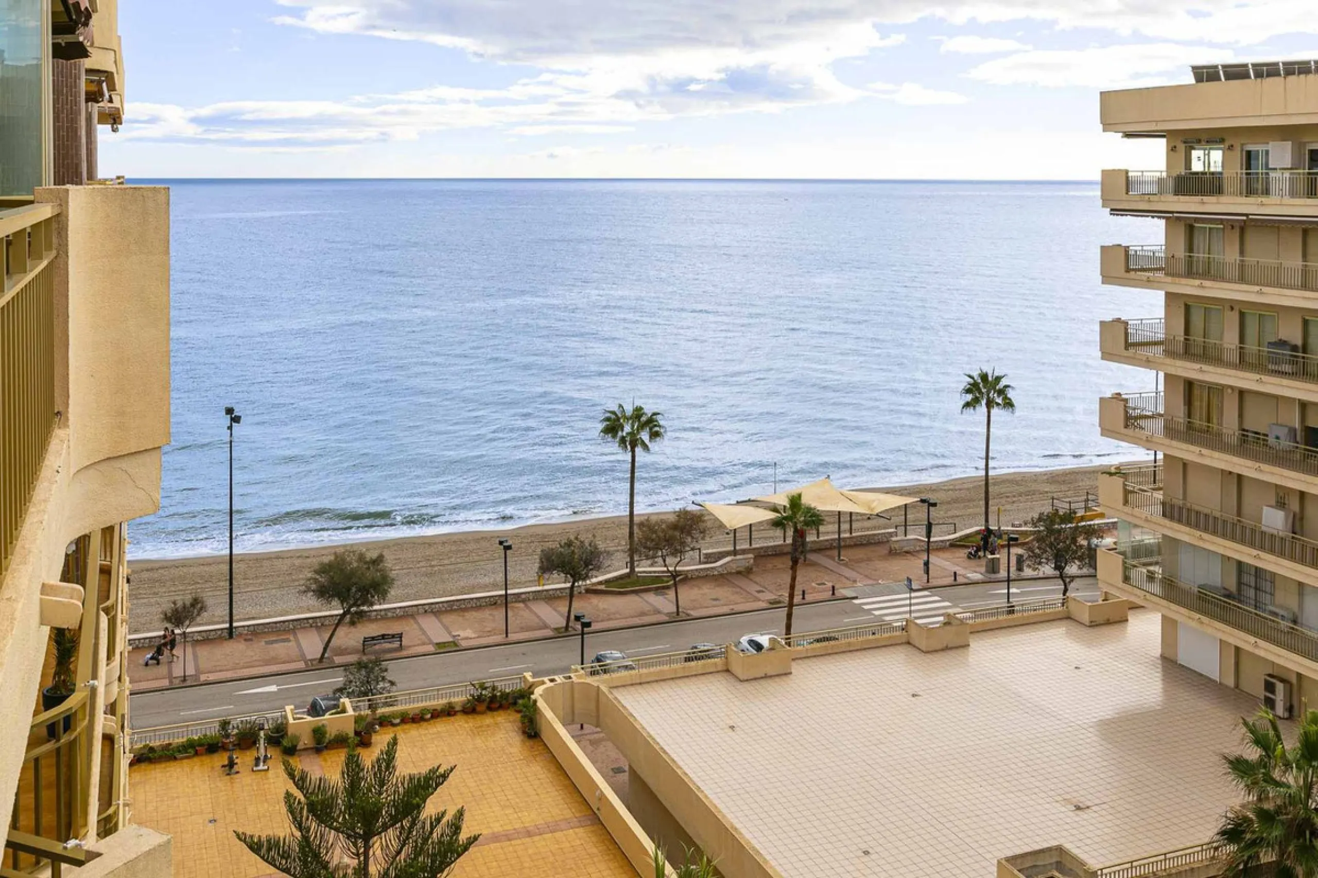 Apartment - Top Floor Apartment в продаже в Fuengirola, Málaga. В доме 1 спален и 1 ванных комнат. Площадь дома 65 м²