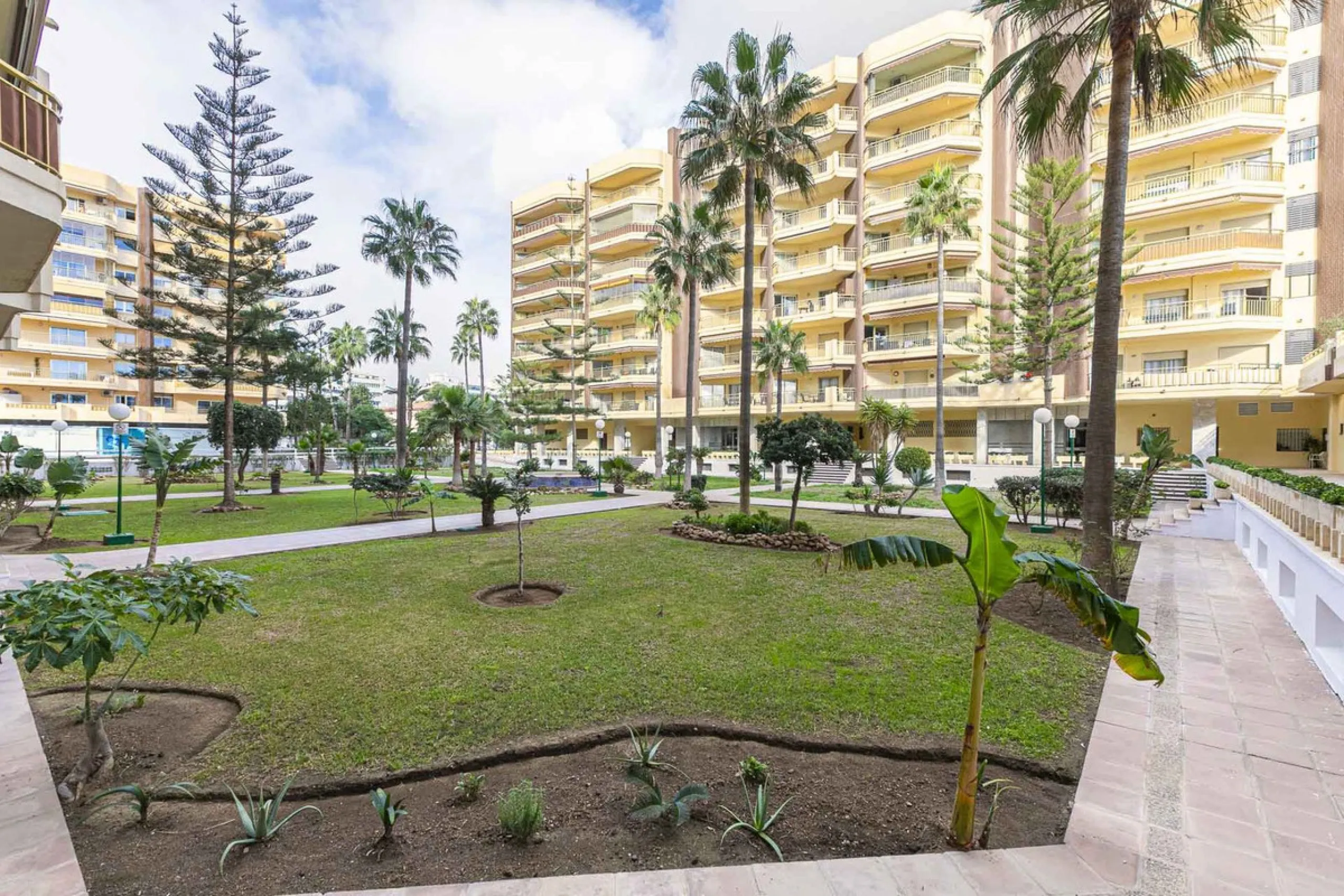 Apartment - Top Floor Apartment в продаже в Fuengirola, Málaga. В доме 1 спален и 1 ванных комнат. Площадь дома 65 м²