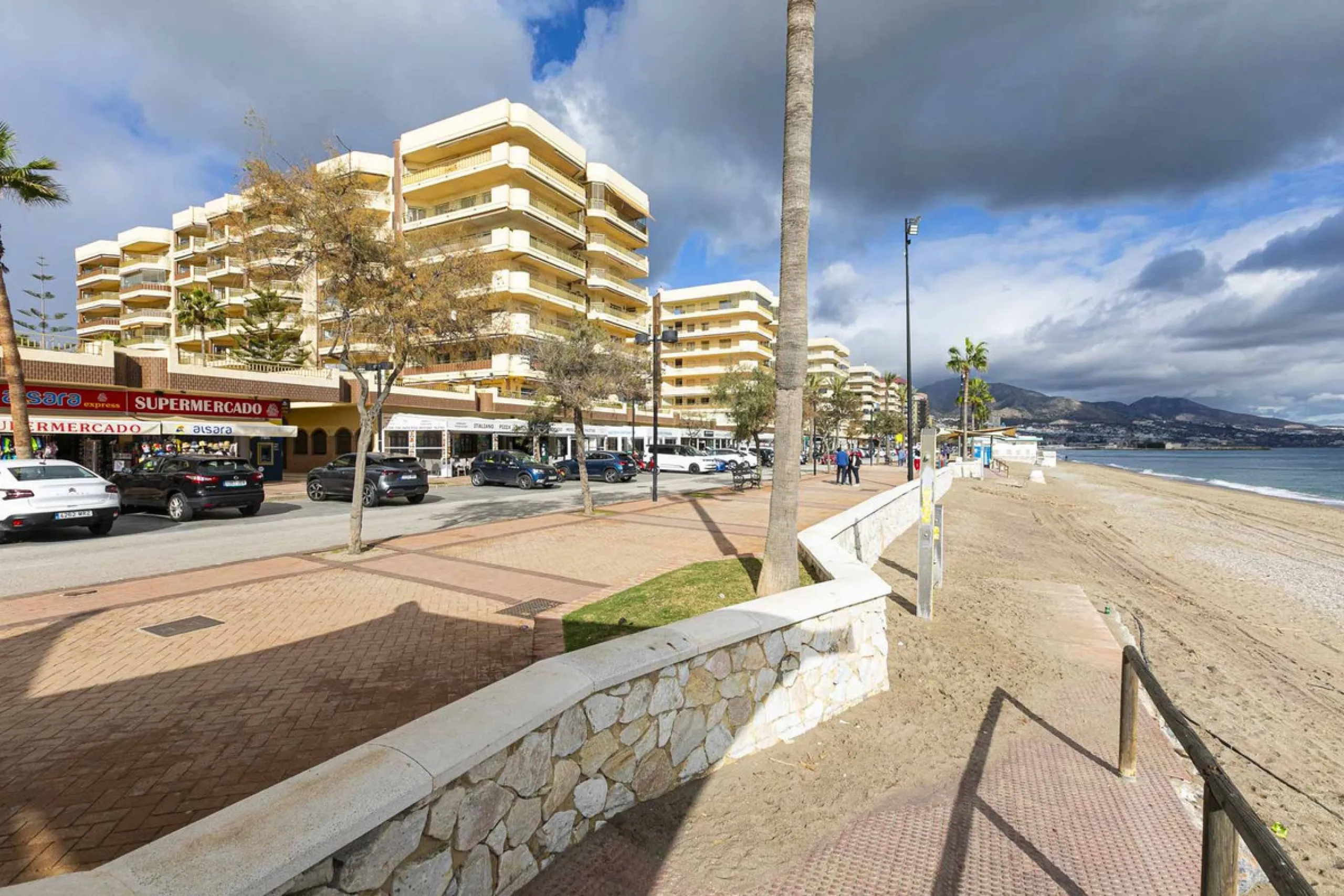Apartment - Top Floor Apartment в продаже в Fuengirola, Málaga. В доме 1 спален и 1 ванных комнат. Площадь дома 65 м²