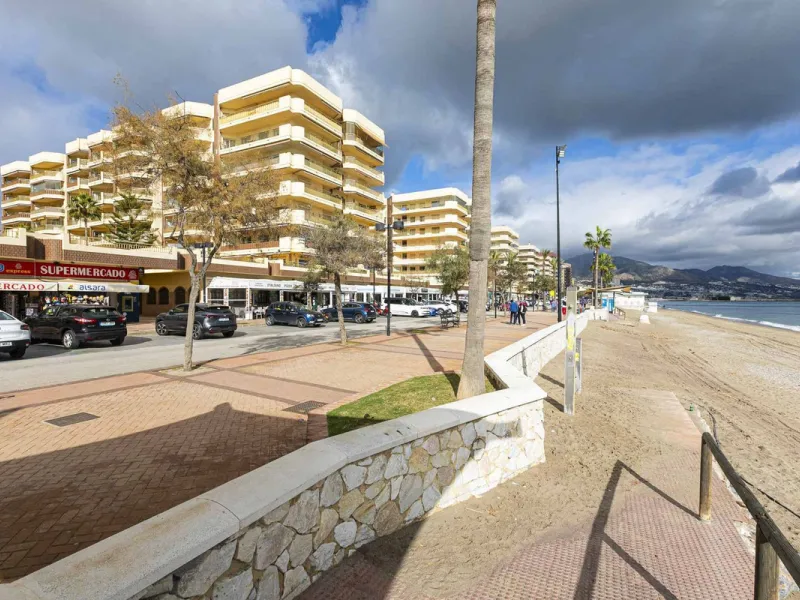Apartment - Top Floor Apartment в продаже в Fuengirola, Málaga. В доме 1 спален и 1 ванных комнат. Площадь дома 65 м²