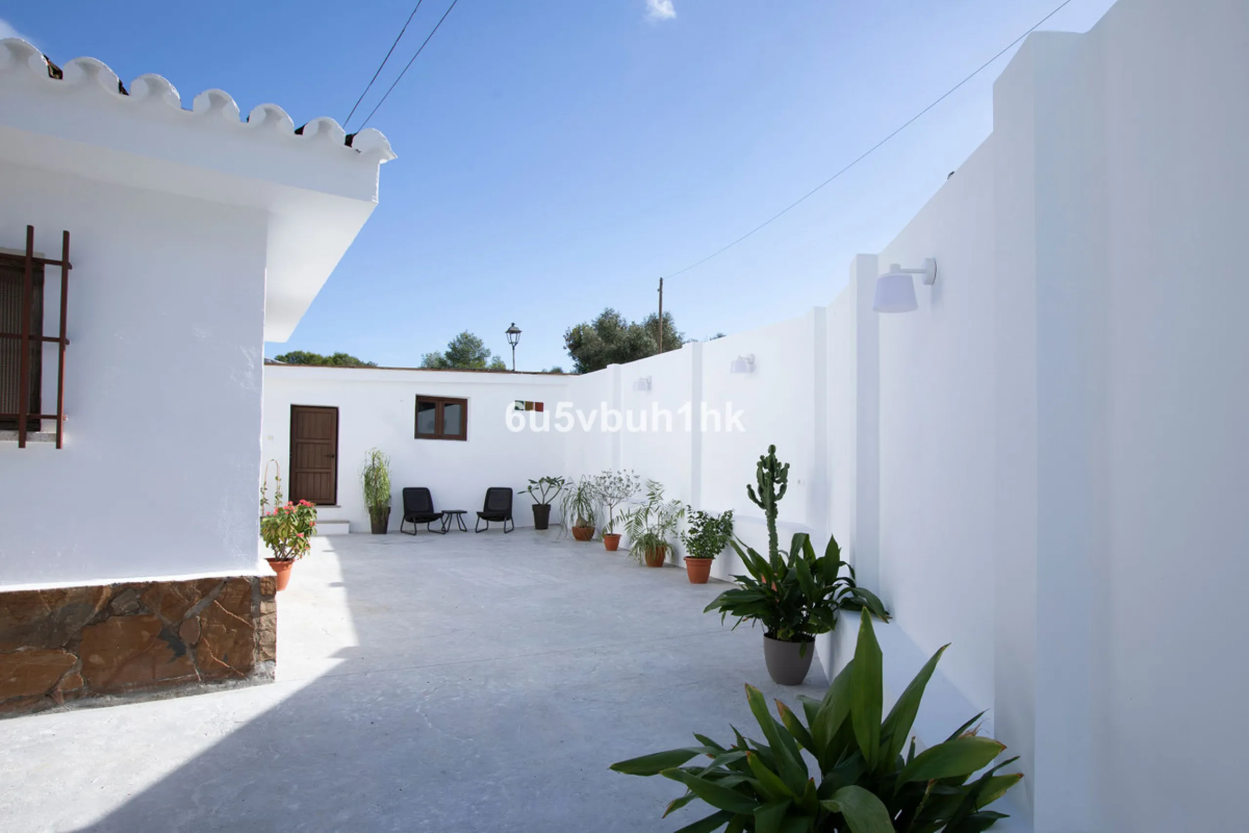 There comes a stage in life when the ideal home is no longer the biggest one — but the one that simply makes everyday living easier, more comfortable and enjoyable. This single-level property in Alhaurín de la Torre captures that idea beautifully.