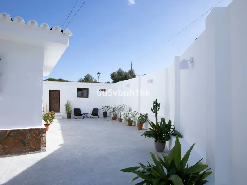 There comes a stage in life when the ideal home is no longer the biggest one — but the one that simply makes everyday living easier, more comfortable and enjoyable. This single-level property in Alhaurín de la Torre captures that idea beautifully.