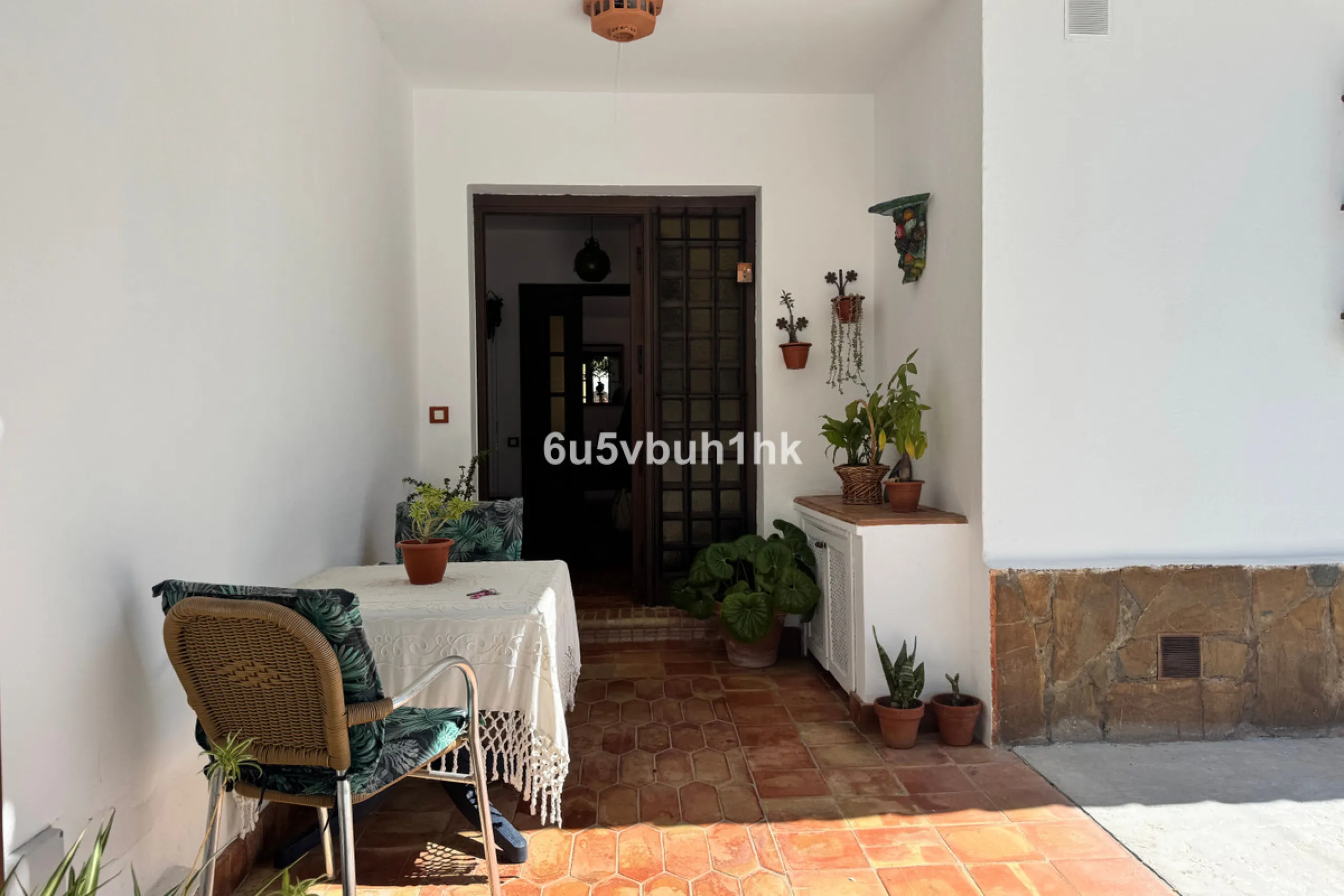 There comes a stage in life when the ideal home is no longer the biggest one — but the one that simply makes everyday living easier, more comfortable and enjoyable. This single-level property in Alhaurín de la Torre captures that idea beautifully.