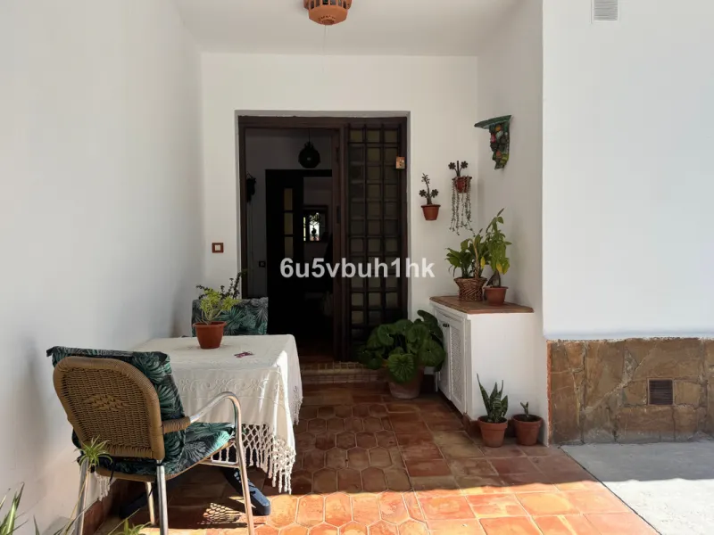 There comes a stage in life when the ideal home is no longer the biggest one — but the one that simply makes everyday living easier, more comfortable and enjoyable. This single-level property in Alhaurín de la Torre captures that idea beautifully.